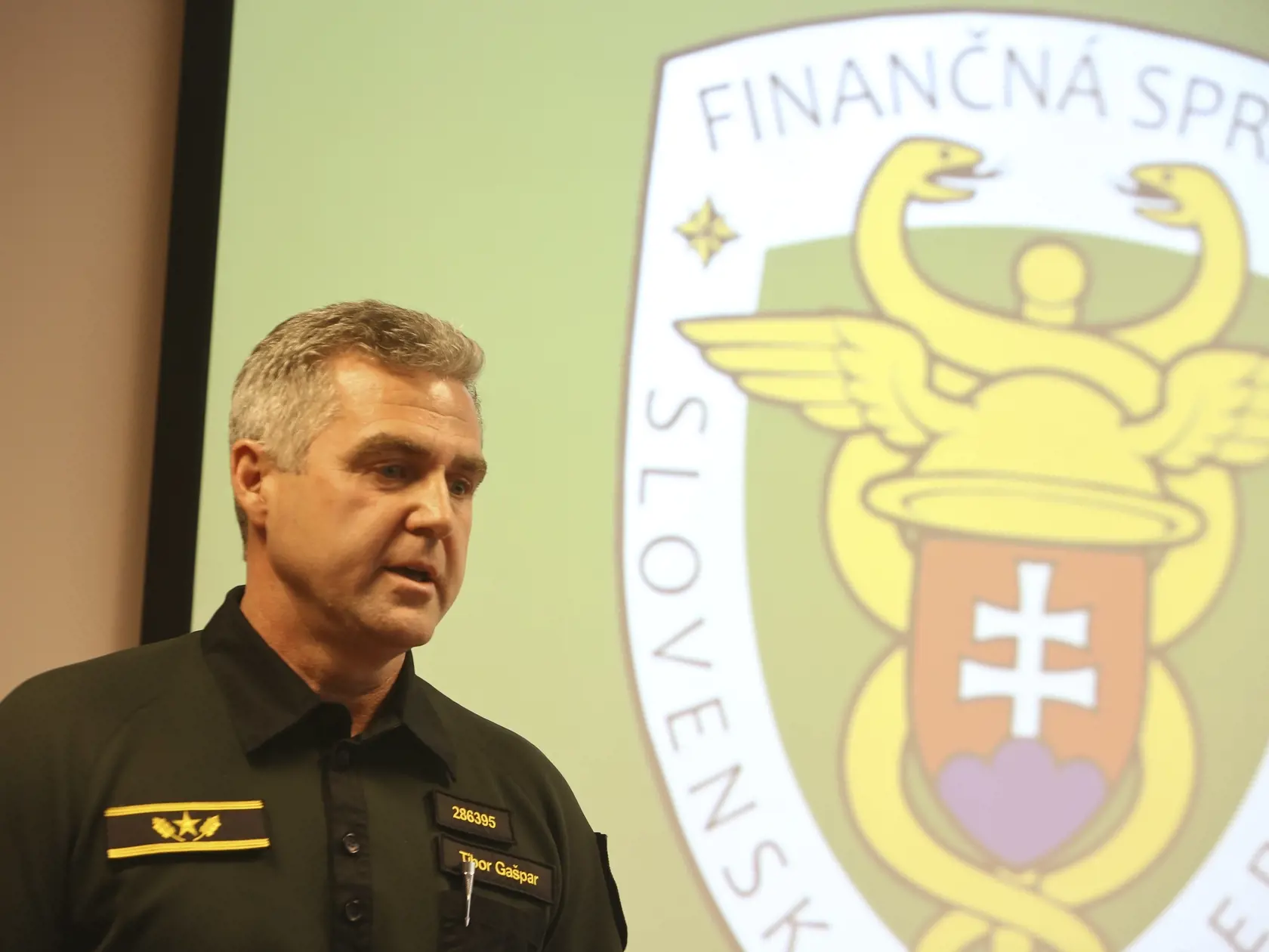 Bývalý policajný prezident Tibor Gašpar zostáva naďalej vo väzbe.