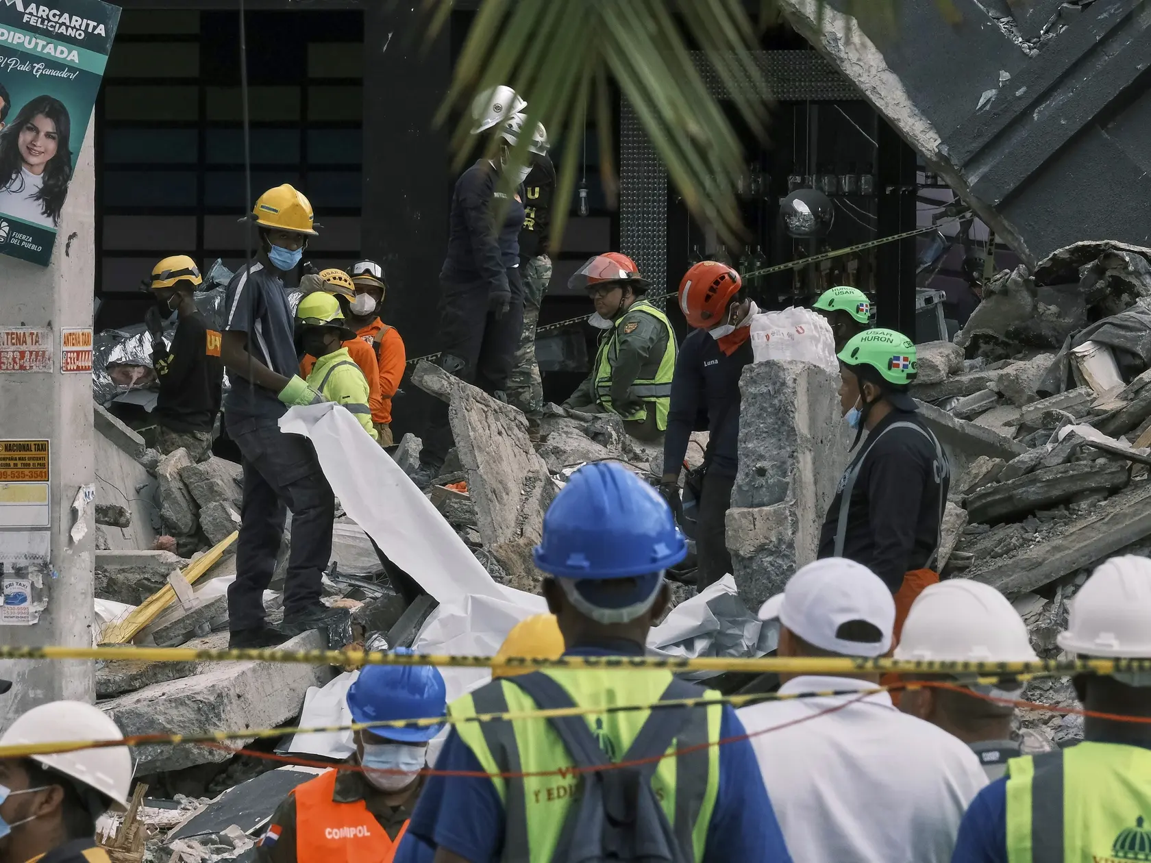 AG11 Santo Domingo - Na snímke záchranári plachtami zakrývajú telá obetí, ktoré vyťahujú z trosiek nočného klubu Jet Set po zrútení strechy, ku ktorému došlo počas koncertu v Santo Domingu, v hlavnom meste Dominikánskej republiky v stredu 9. apríla 2025. FOTO TASR/AP
Rescue workers use sheets as they recover bodies from the rubble at the Jet Set nightclub after its roof collapsed two nights prior during a merengue concert in Santo Domingo, Dominican Republic, Wednesday, April 9, 2025. (AP Photo/Ricardo Hernandez)
