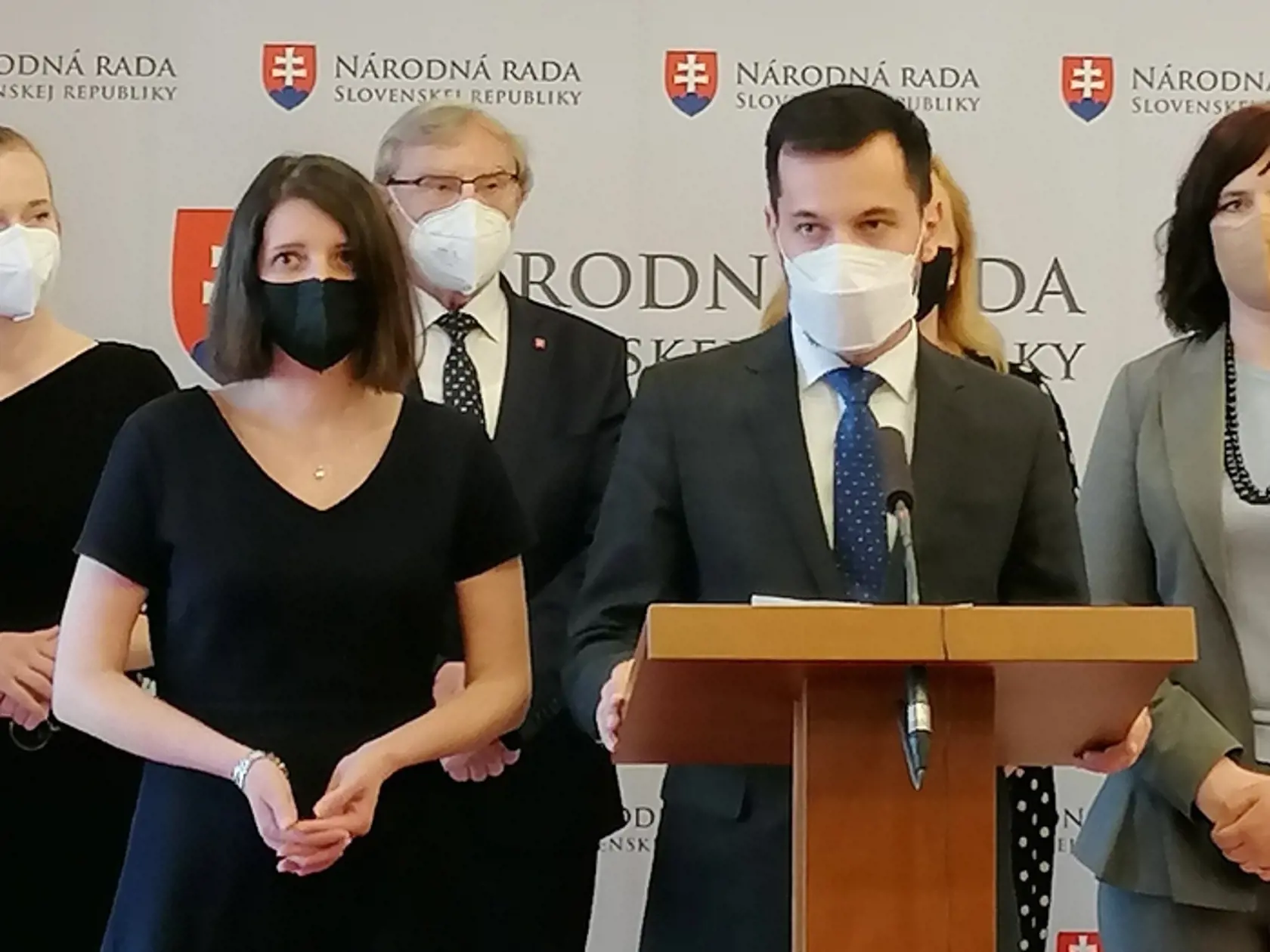 Na snímke uprostred podpredseda NR SR a podpredseda strany Za ľudí Juraj Šeliga, tretia zľava  predsedníčka Výboru NR SR pre sociálne veci a poslankyňa NR SR Jana Žitňanská (Za ľudí) a predsedníčka Za ľudí a vicepremiérka a ministerka investícií a regionálneho rozvoja a informatizácie Veronika Remišová počas tlačovej konferencie 5. mája 2021 v Bratislave. Juraj Šeliga (Za ľudí) končí vo funkcii podpredsedu NR SR. Oznámil to na stredajšej tlačovej konferencii. Urobil tak po medializovaných inform