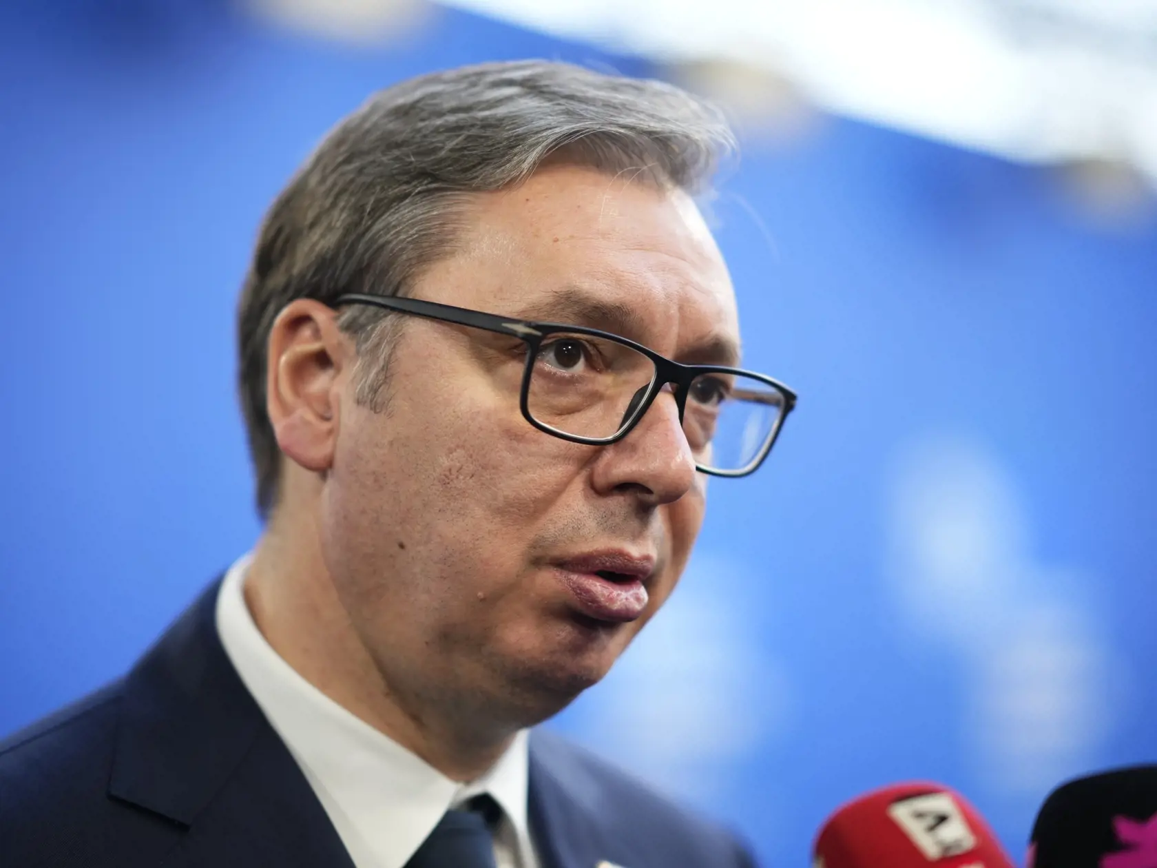 Na snímke srbský prezident Aleksandar Vučič sa rozpráva s novinármi počas príchodu na 5. summit Európskeho politického spoločenstva (EPC) vo štvrtok 7. novembra 2024 v Budapešti.