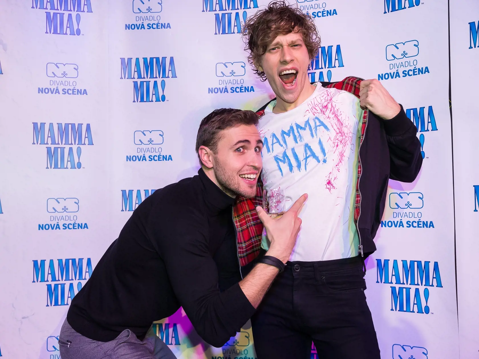 Premiéra muzikálu Mamma Mia na doskách divadla Nová Scéna. Na snímke Patrik Vyskočil a Vladislav Plevčík