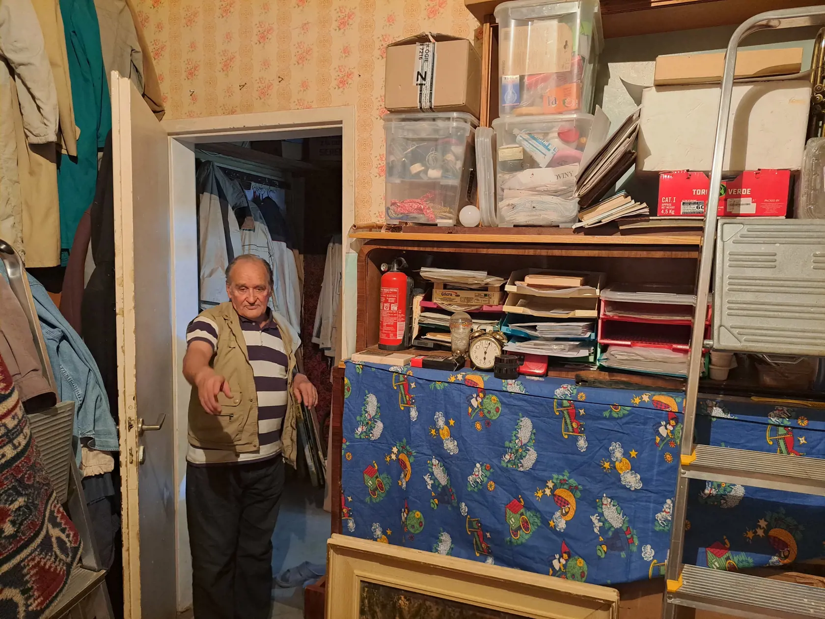 Tesne pred odchodom do dôchodku zostal ako 60-ročný bez práce, navyše aj s 10-ročnou dcérou Zuzkou, ktorá chodila do školy.