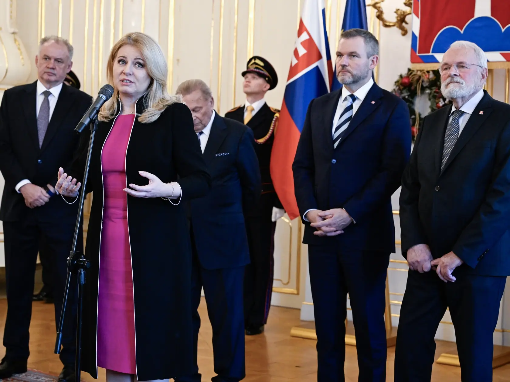 Bývalí prezidenti SR Rudolf Schuster, Ivan Gašparovič, Andrej Kiska, Zuzana Čaputová s hlavou štátu Petrom Pellegrinim v Prezidentskom paláci.