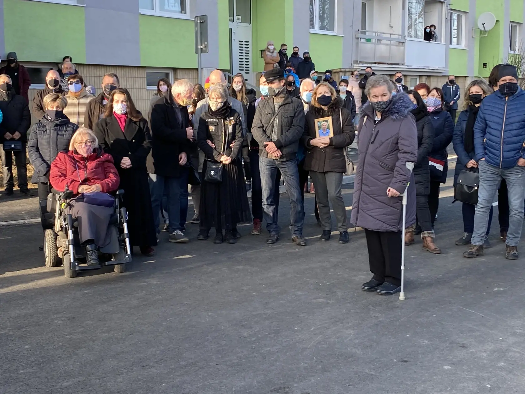 Bývalí obyvatelia Mukačevskej 7 a príbuzní zosnulých prišli pred rokom na pietnu spomienku, ktorá začala minútou ticha. Presne o 12:12, teda v čase výbuchu pred rokom, zazneli zvony na neďalekom kostole Kráľovnej Pokoja.
