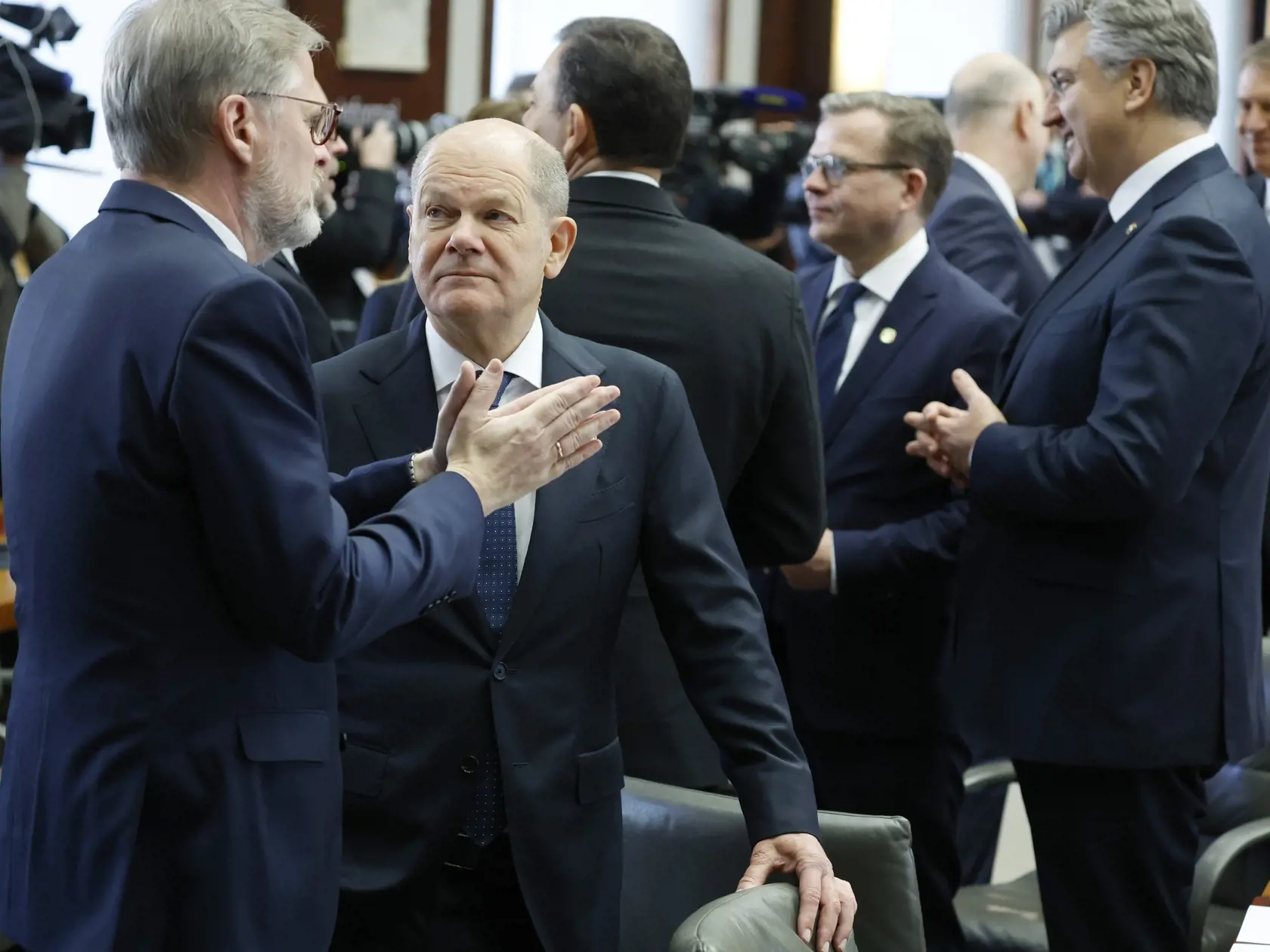 "Putin je ten, čo sa pokúša zdržiavať... Ak Putin myslí mier vážne, domnievam sa, že je to jednoduché - mal by prestať so svojimi barbarskými útokmi na Ukrajinu a súhlasiť s prímerím, svet sa totiž pozerá," podotkol Starmer.