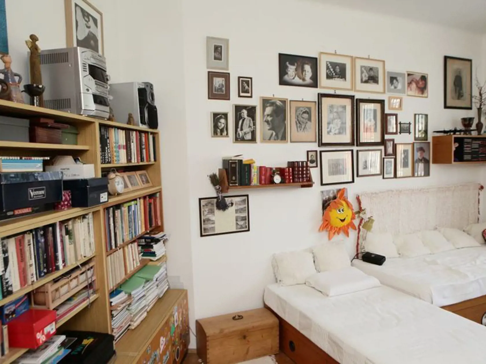 V detskej izbe, v ktorej vyrastali synovia, je fotografická galéria oboch rodín – vľavo Ľudmily, vpravo Alfréda.