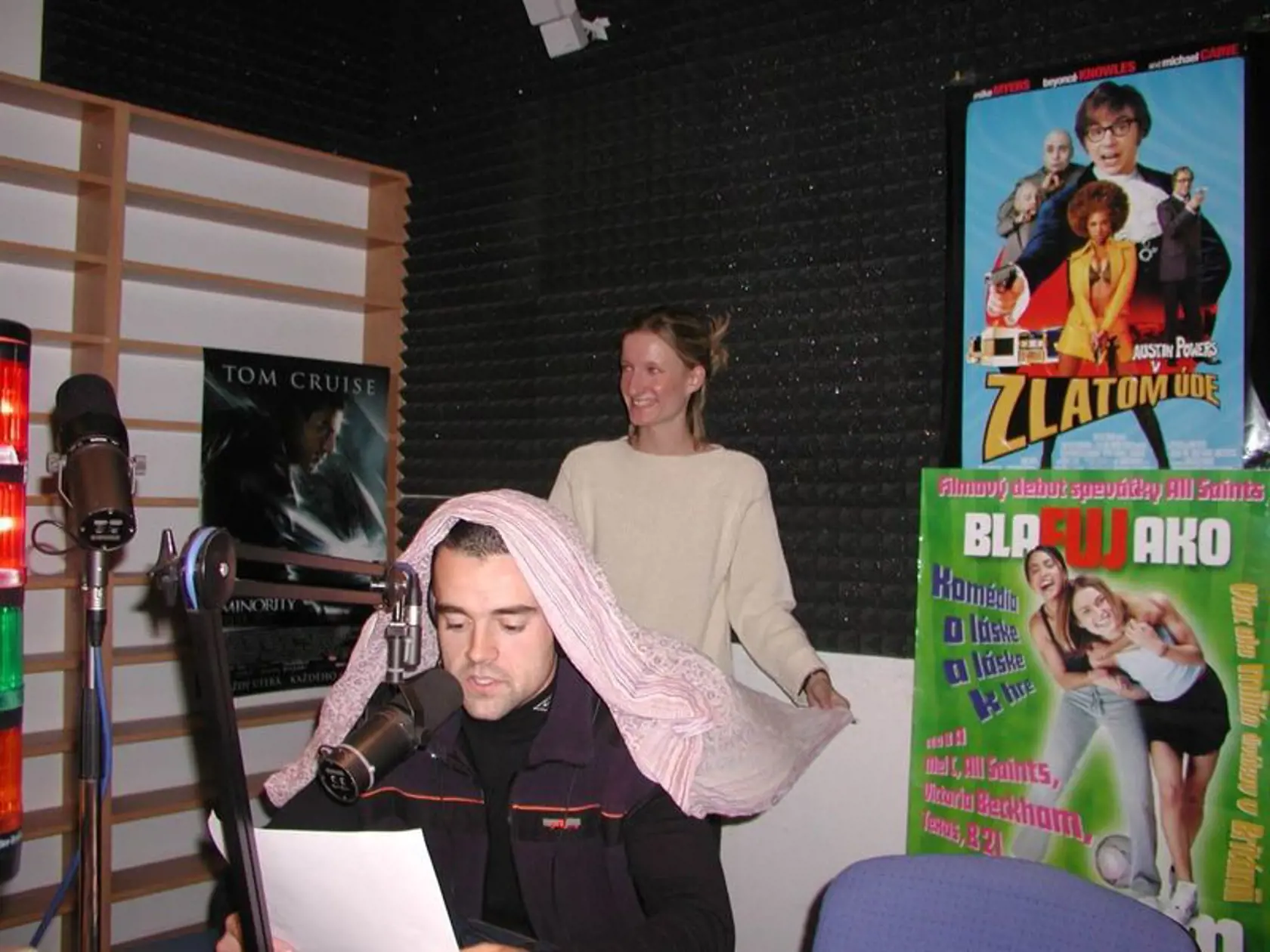 Moderátor Slavo, ktorého počas moderovania takto zabávala Adela.
