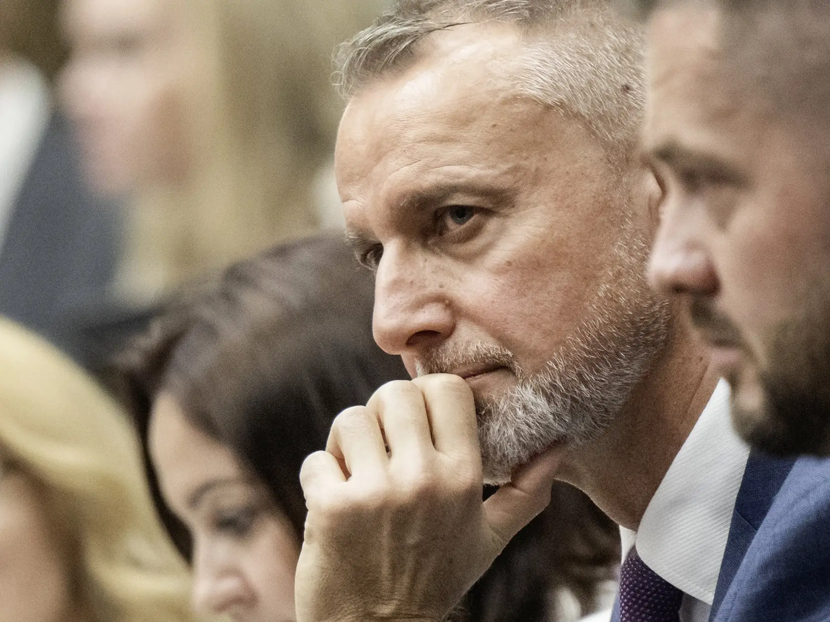 Na snímke sprava poslanec NR SR Ján Hrubý (Hlas-SD) a podpredseda Hlasu-SD Richard Raši počas 33. schôdze NR SR 26. marca 2025 v Bratislave. Poslanci NR SR pristúpili v stredu podvečer k voľbe predsedu parlamentu a k voľbe predsedu Výboru NR SR pre pôdohospodárstvo a životné prostredie. Volia ich v tajnom hlasovaní. Na post šéfa NR SR kandiduje podpredseda Hlasu-SD Richard Raši, na jeho zvolenie je potrebných aspoň 76 hlasov. FOTO TASR - Martin Baumann