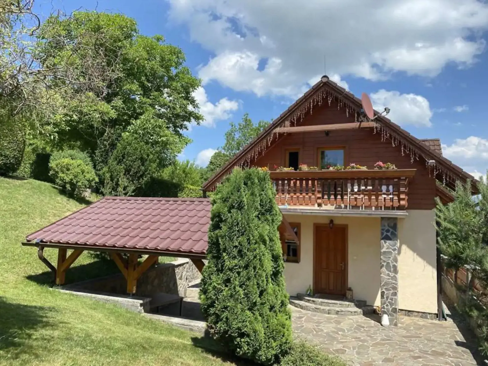 Vlhovci vlastnia aj chatu v obci Bobrovník. Nepôsobí luxusne ale za to veľmi útulne.