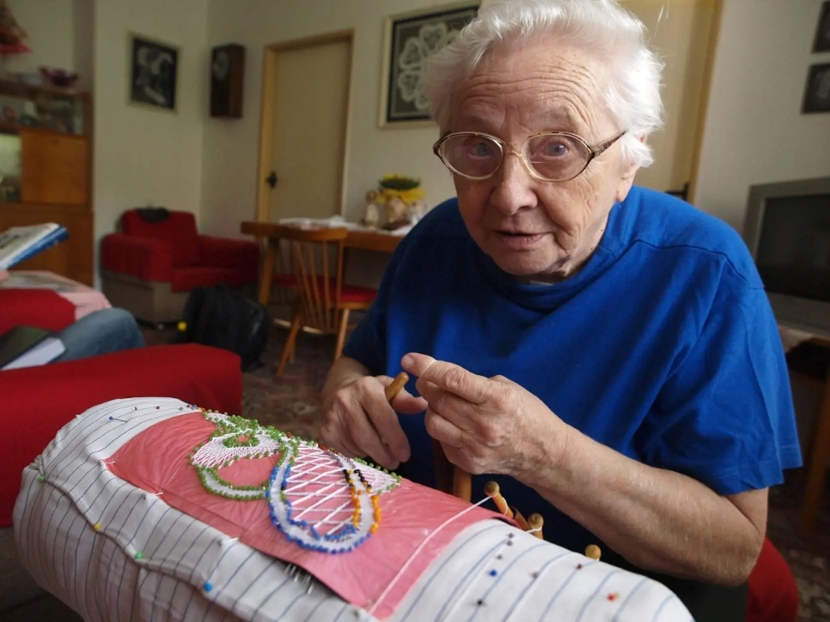 "Pred pár dňami zomrela pani Eva Trenčanová. Čipkárka, ktorá vyšívala svadobnú vlečku pre Jej Veličenstvo kráľovnú Alžbetu II.. Bola jednou z desiatich mladých žien, ktoré na vlečke pracovali. O tom, čo vlastne vyšívali, sa dozvedela až dva roky po svadbe Jej Veličenstva. Vo vyšívaní pokračovala až do konca svojho života," píše sa na stránke British Embassy, Bratislava na sociálnej sieti.