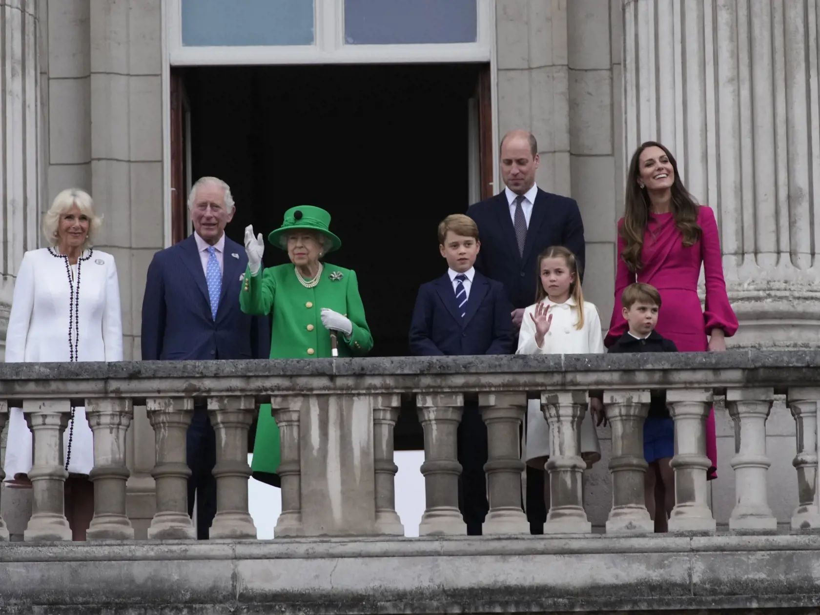 JB 95 Londýn - Britská kráľovná Alžbeta II. (uprostred) s kráľovskou rodinou máva z balkóna Buckinghamského paláca v Londýne 5. júna 2022 pri príležitosti osláv platinového jubilea britskej kráľovnej Alžbety II.. V Londýne v nedeľu posledným dňom pokračovali oslavy 70. výročia nástupu britskej kráľovnej Alžbety II. na trón. FOTO TASR/AP

Queen Elizabeth II stands on the balcony with the Royal family during the Platinum Jubilee Pageant outside Buckingham Palace in London, Sunday, June 5, 2022, on