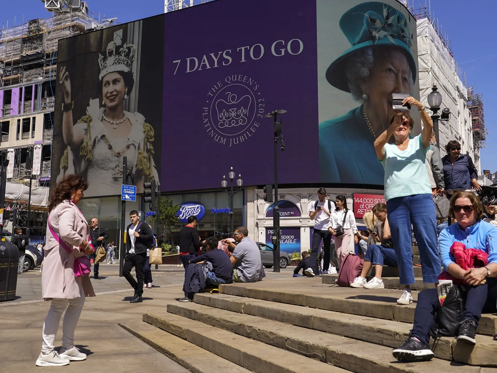 JB 5 Londýn - Ľudia sa fotografujú pri veľkoplošnej obrazovke na Piccadilly Circus s portrétom britskej kráľovnej Alžbety II. v Londýne 27. mája 2022 znázorňujúcej odpočítanie dní pri príležitosti osláv platinového jubilea kráľovnej. FOTO TASR/AP

People take pictures of the screen in Piccadilly Circus as it displays a 7 day countdown to the Queen's Platinum Jubilee, featuring two photos of Britain's Queen Elizabeth, in London, Friday, May 27, 2022. (AP Photo/Alberto Pezzali)