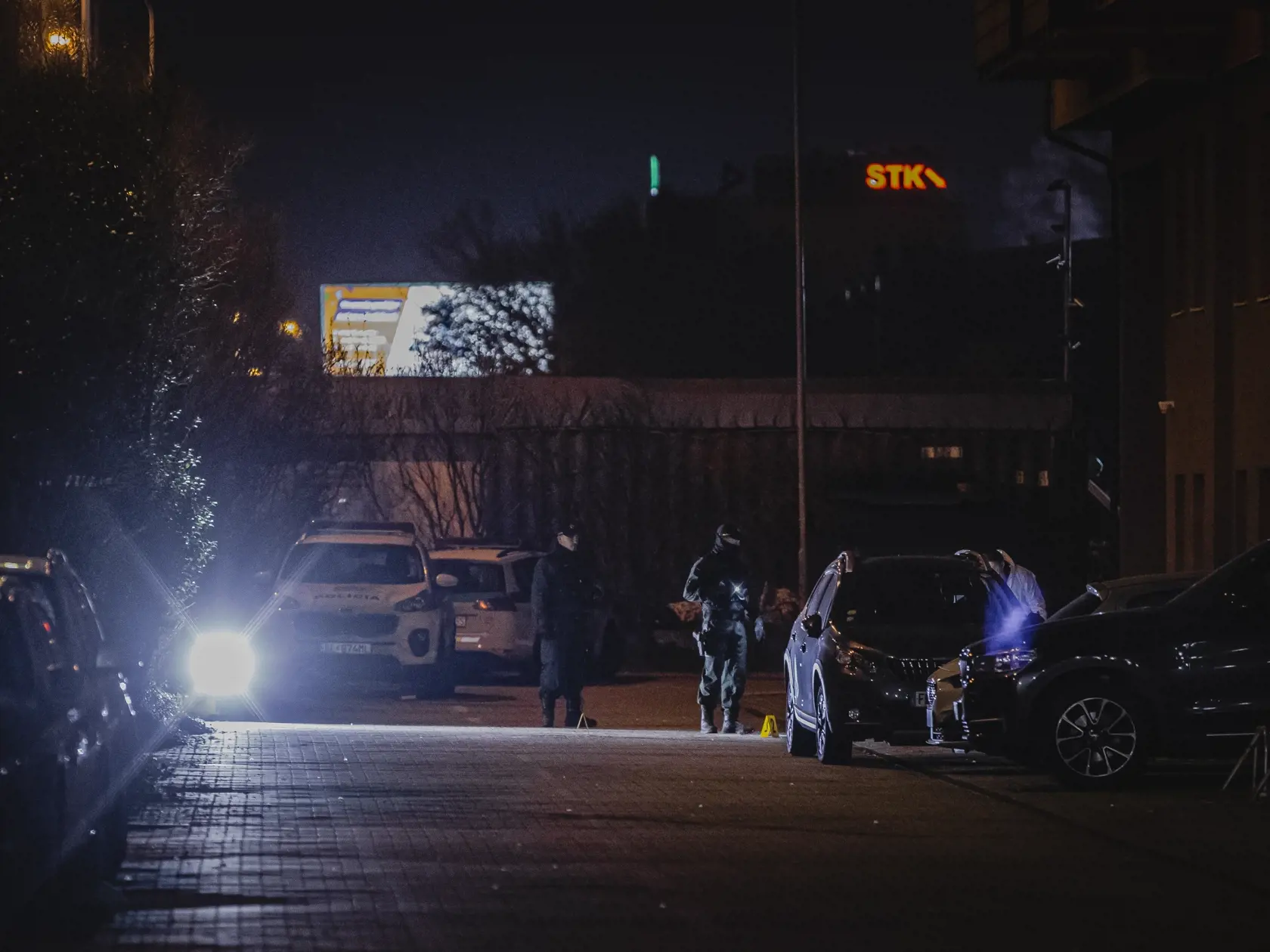 Polícia krátko po 10.15h prijala informáciu, v zmysle ktorej malo dôjsť k pádu osoby mužského pohlavia z jedného z bytov na Vyšehradskej ulici v Petržalke. Muž bol privolanou záchrannou službou prevezený do jednej z nemocníc, kde zraneniam podľahol. 
Krátko po 15.00 h sme prijala ďalšie oznámenie, v zmysle ktorého malo dôjsť na uvedenej adrese k pádu ďalšej osoby – tentokrát ženského pohlavia. Tá utrpela pádom zranenia, ktorým na mieste podľahla. 
Policajti na mieste vykonávali od prvotného ozná
