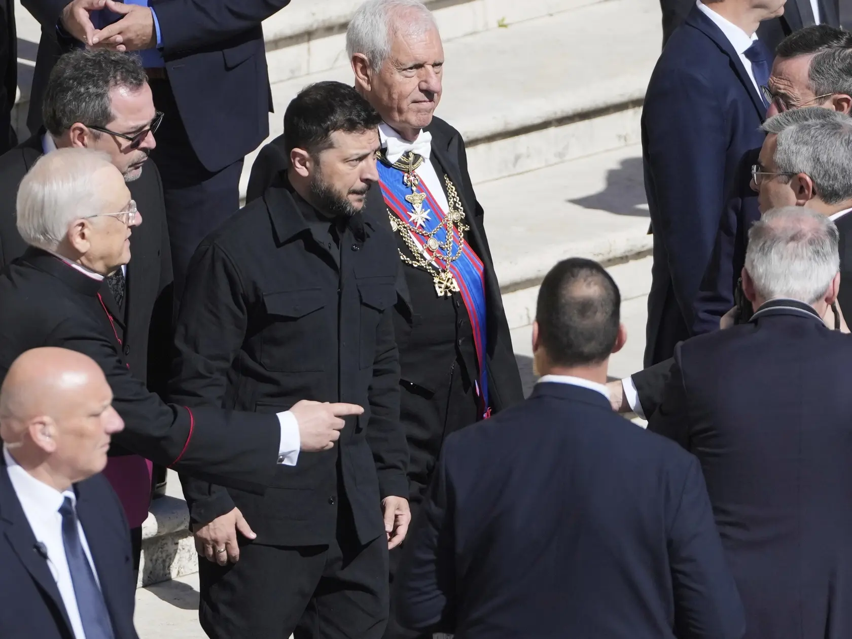 Ukrajinský prezident Volodymr Zelenskyj (uprostred) prichádza na pohreb zosnulého pápeža Františka na Námestí sv. Petra vo Vatikáne v sobotu 26. apríla 2025