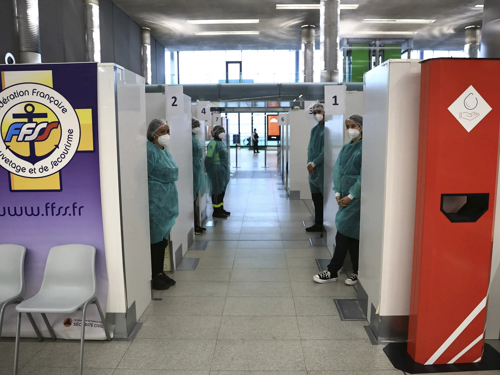 WA 37 Paríž - Zdravotný personál čaká na cestujúcich prichádzajúcich z Číny pred testovacími kabínkami na ochorenie COVID-19 na letisku Charlesa de Gaulla pri Paríži v nedeľu 1. januára 2023. Francúzsko v piatok 30. decembra 2022 oznámilo, že od cestujúcich prichádzajúcich z Číny budú vyžadovať negatívny test na koronavírus.  Francúzske úrady spresnili, že pasažieri budú musieť ukázať pri nástupe do lietadla smerujúceho z Číny do Francúzska negatívny test na covid nie starší ako 48 hodín. Aj po 