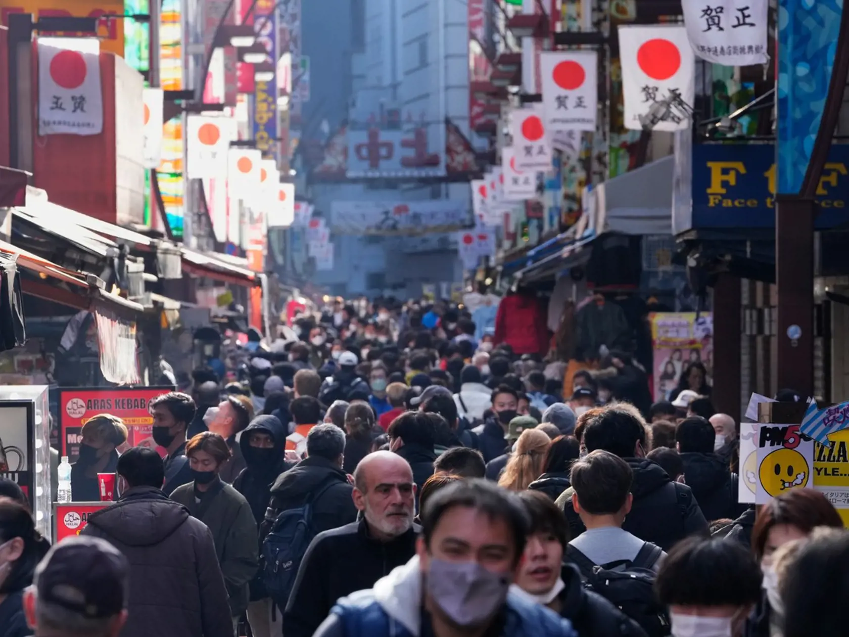 Japonská vláda ponúka rodinám milión jenov na dieťa, ak sa odsťahujú z Tokia, ktoré je ľuďmi doslova preplnené.