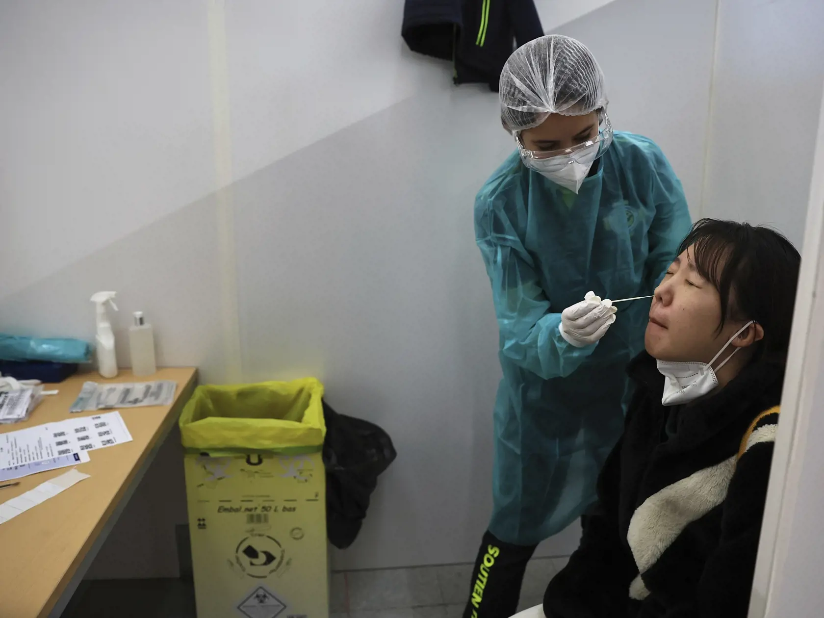 WA 38 Paríž - Zdravotníčka testuje cestujúcu prichádzajúcu z Číny na ochorenie COVID-19 v testovacej kabínke na letisku Charlesa de Gaulla pri Paríži v nedeľu 1. januára 2023. Francúzsko v piatok 30. decembra 2022 oznámilo, že od cestujúcich prichádzajúcich z Číny budú vyžadovať negatívny test na koronavírus.  Francúzske úrady spresnili, že pasažieri budú musieť ukázať pri nástupe do lietadla smerujúceho z Číny do Francúzska negatívny test na covid nie starší ako 48 hodín. Aj po pristátí vo Fran