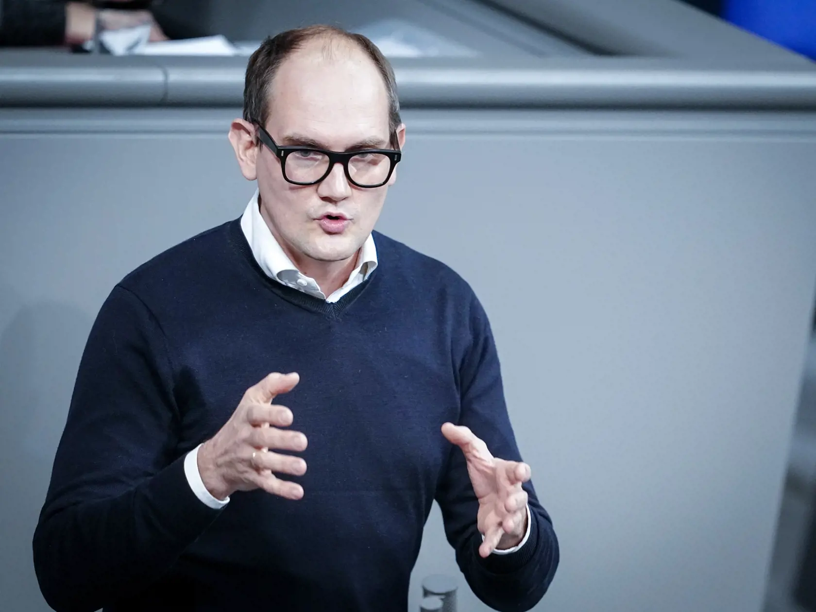 WA 10 archív Berlín - na archívnej snímke z 2. decembra 2022 expert na zdravotníctvo a poslanec nemeckého parlamentu Janosch Dahmen (Zelení) vystupuje s prejavom v nemeckom parlamente v Berlíne. Nemecko od soboty po približne troch rokoch úplne ruší povinné nosenie rúšok zavedené počas pandémie koronavírusu. Nebudú sa už vyžadovať ani v zdravotníckych zariadeniach či domovoch opatrovateľských služieb. Dahmen zrušenie opatrení označil za rozumný krok. Upozornil však, že to neznamená koniec korona