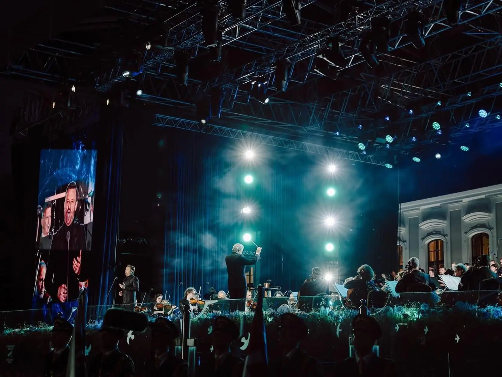 "S úctou som prijal pozvanie pána prezidenta na výnimočný koncert Slovenskej filharmónie. Zazneli diela slovenských aj svetových skladateľov v podaní špičkových umelcov," napísal Podpredseda vlády SR pre Plán obnovy a odolnosti a využívanie eurofondov Peter Kmec. 