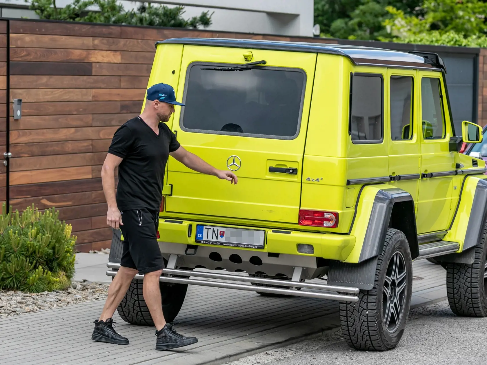 Na snímke Marián Gáborík pred jeho luxusnou vilou v Trenčíne.