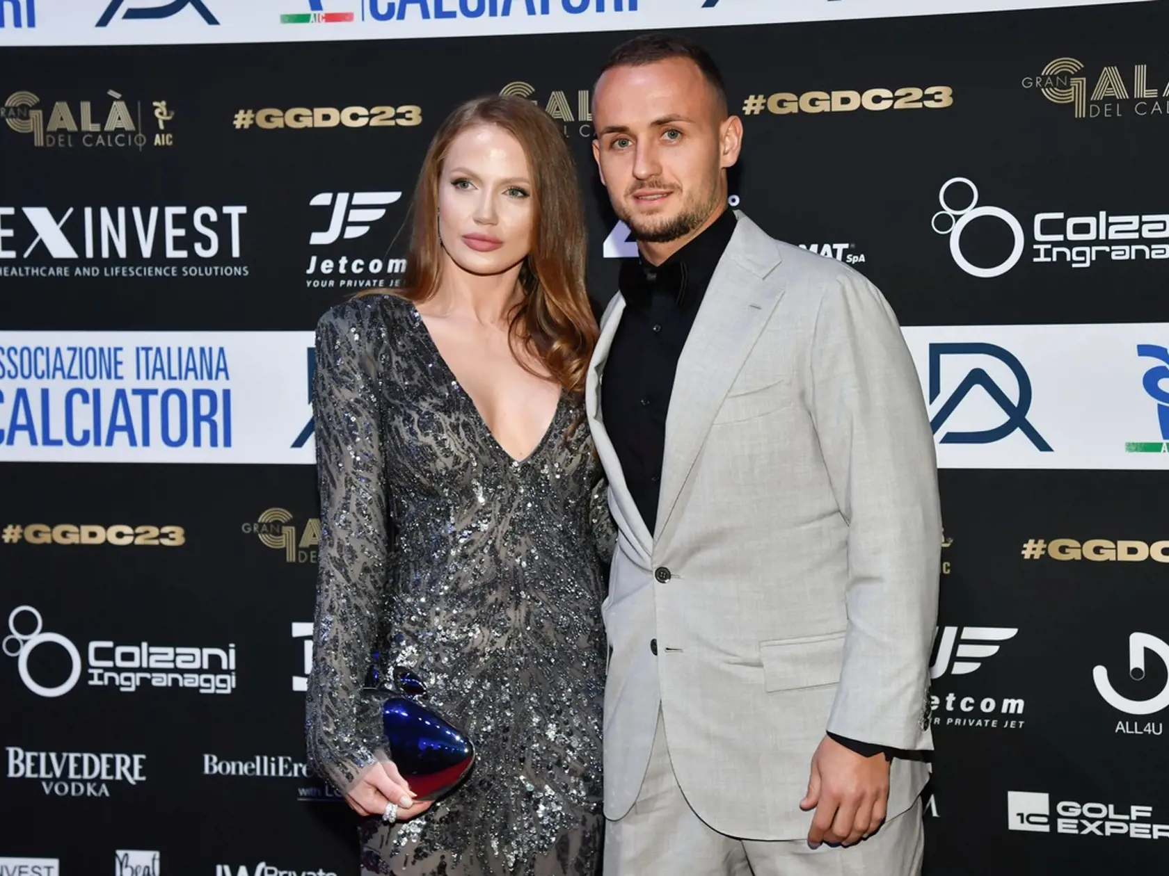 Všetkých totiž očarila zvodným outfitom a širokým výstrihom.