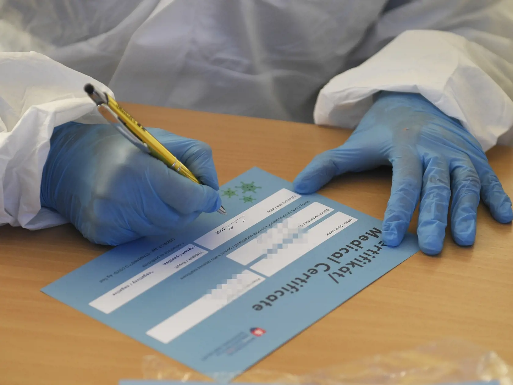 V nedeľu pokračovalo druhým dňom celoplošné testovanie na ochorenie COVID-19. Testovanie sa koná od soboty do 31. októbra do nedele 1. novembra. Na snímke vypisovanie certifikátu o testovaní v obci Baška v okrese Košice - okolie, 1. novembra 2020. FOTO TASR – František Iván