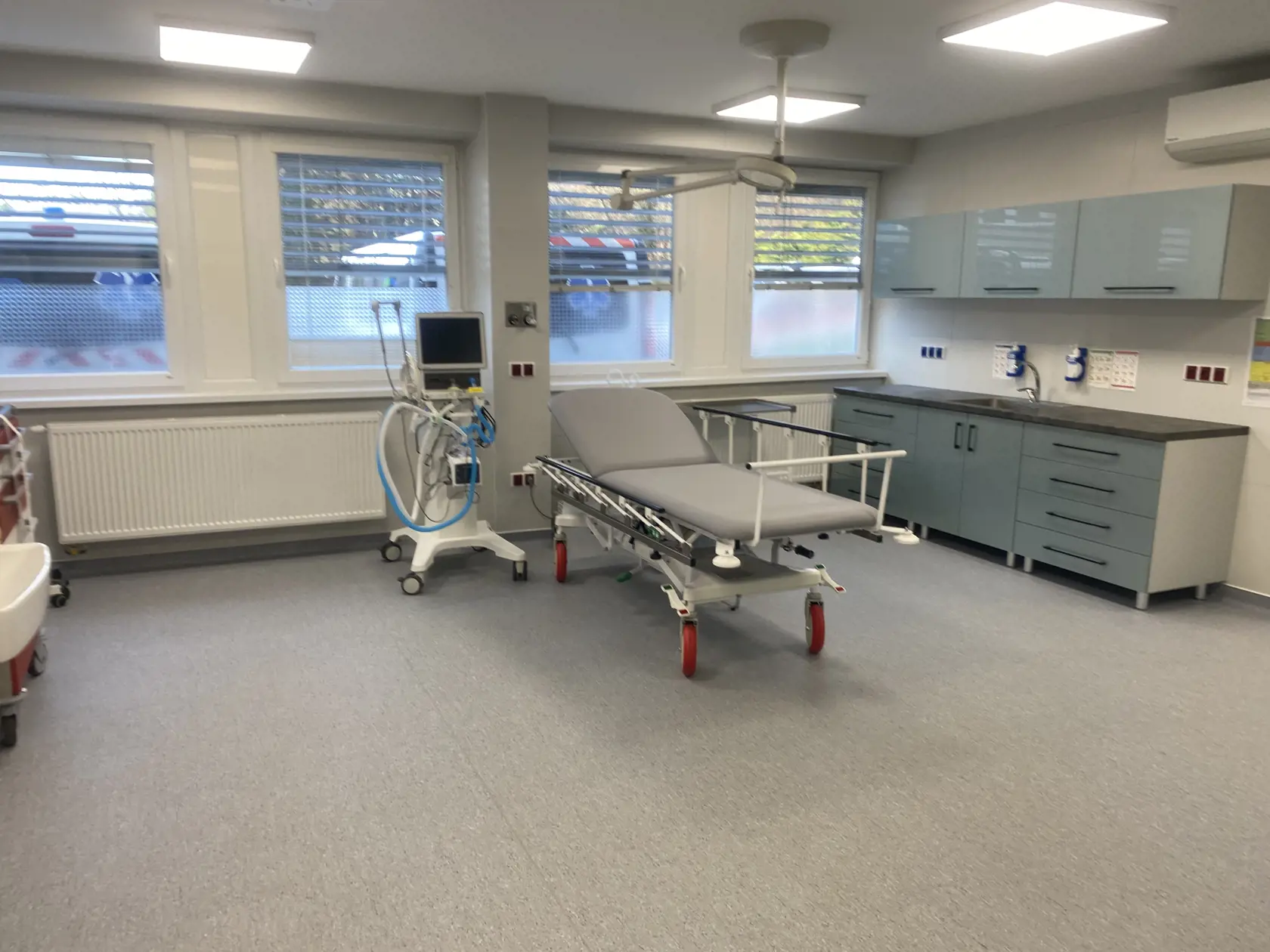 Súčasťou urgentného príjmu je crash room - zákroková miestnosť, ktorá na urgente slúži ako malá operačka; expektačné lôžka, kde sú umiestňovaní pacienti na pozorovanie. Na tomto urgente pacientov rozdeľujú podľa triáže - systému, ktorý určuje poradie ošetrenia pacientov.