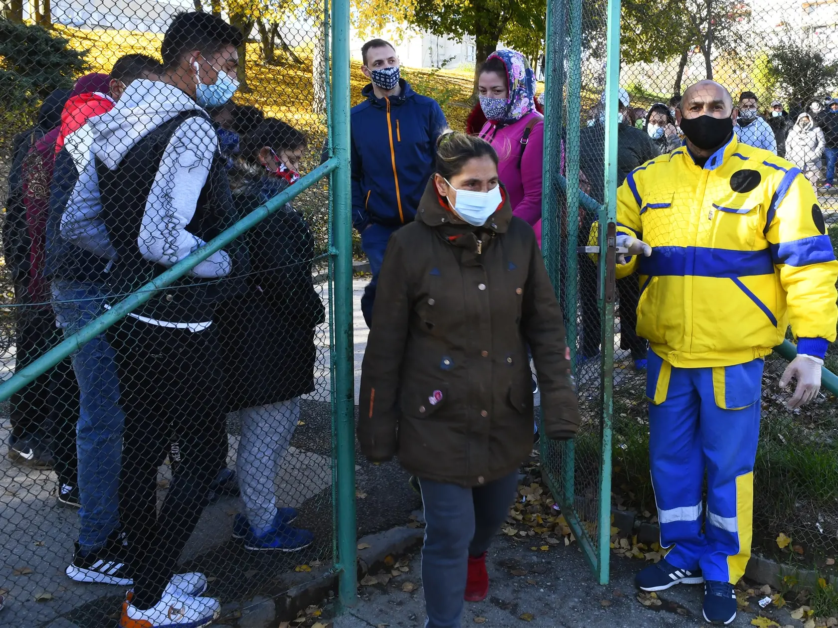 Na Slovensku sa začalo celoplošné testovanie na ochorenie COVID-19. Testovať sa bude od soboty 31. októbra do nedele 1. novembra. Vytvorených má byť viac ako 5000 odberných miest a 4901 odberných tímov. Na snímke testovanie na sídlisku Luník 9 v Košiciach v priestoroch ZŠ 31. októbra 2020. Obyvatelia sídliska, väčšinou Rómovia mali o testovanie záujem. Pokojne stáli v rade, ale ťažko bolo možné dosiahnuť, aby dodržali trvalo odstupy aspoň 2 metre a tak ich polícia oddelila aspoň do jednotlivých 