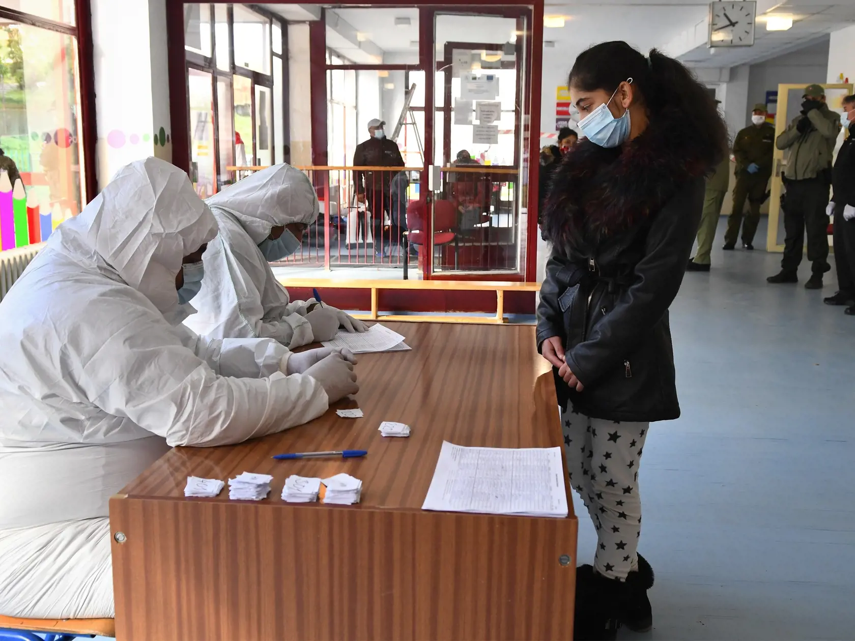 Na Slovensku sa začalo celoplošné testovanie na ochorenie COVID-19. Testovať sa bude od soboty 31. októbra do nedele 1. novembra. Vytvorených má byť viac ako 5000 odberných miest a 4901 odberných tímov. Na snímke testovanie na sídlisku Luník 9 v Košiciach v priestoroch ZŠ 31. októbra 2020. Obyvatelia sídliska, väčšinou Rómovia mali o testovanie záujem. Pokojne stáli v rade, ale ťažko bolo možné dosiahnuť, aby dodržali trvalo odstupy aspoň 2 metre a tak ich polícia oddelila aspoň do jednotlivých 