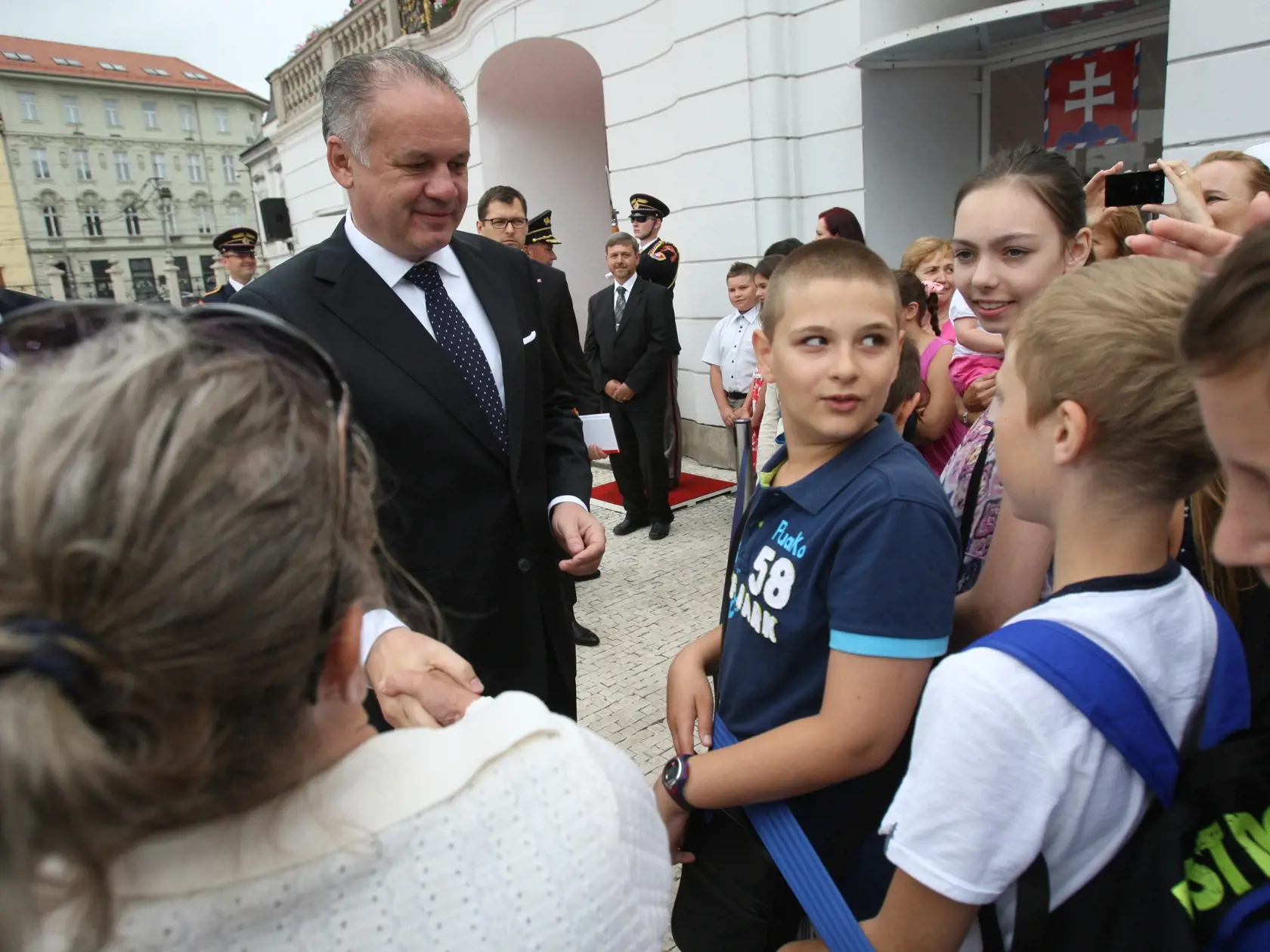 Prezidentský palác, deň otvorených dverí, rok po inaugurácií prezidenta.