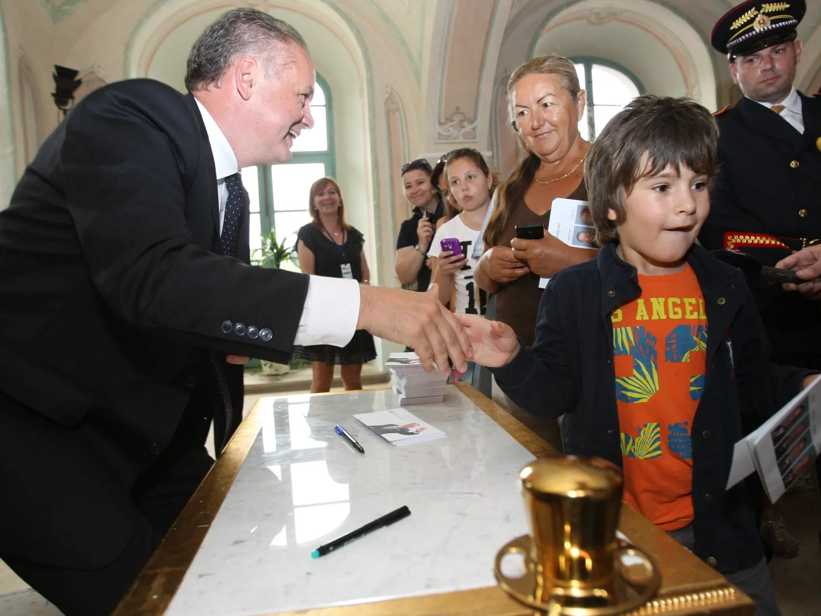 Prezidentský palác, deň otvorených dverí, rok po inaugurácií prezidenta.