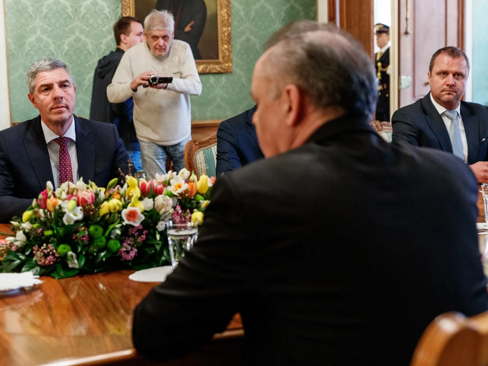 Prezident Andrej Kiska prijal na rokovaní  predstaviteľov strany MOST-HÍD, vedených podpredsedom Národnej rady Slovenskej republiky  a predsedom strany MOST-HÍD Bélom Bugárom. Rokovanie sa týkalo súčasnej politickej situácie na Slovensku po vražde novinára Jána Kuciaka a jeho snúbenice Martiny Kušnírovej.