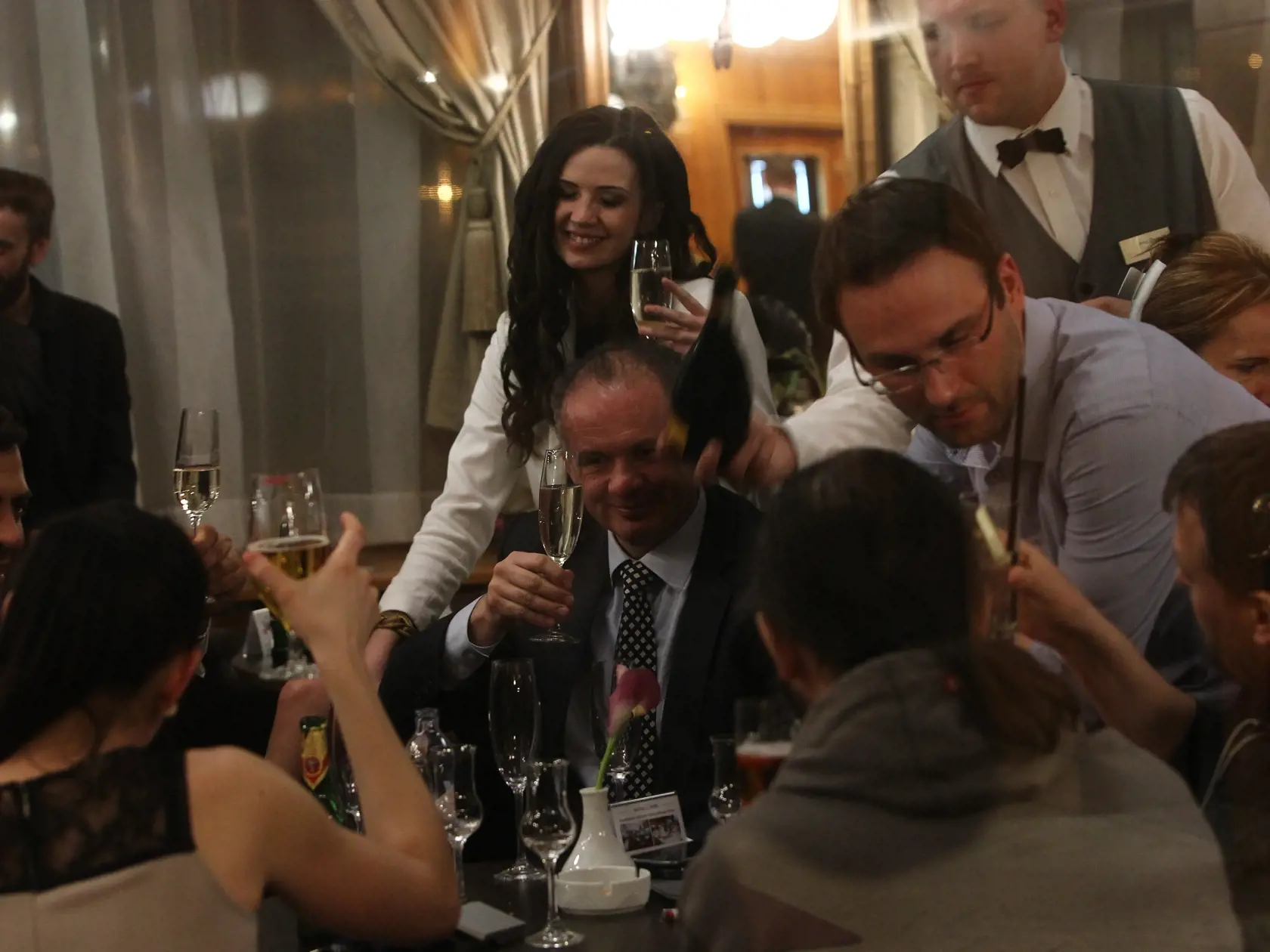 Volebná noc v tíme víťaza prezidentských volieb Andreja Kisku v roku 2014 v bratislavskom hoteli Devín.