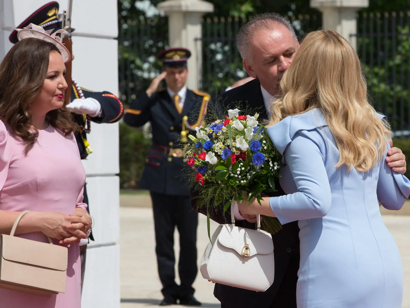 Deň inaugurácie prvej slovenskej prezidentky Zuzany Čaputovej. Na snímke exprezident Andrej Kiska v sprievode manželky Martiny privítal novú hlavu štátu na nádvorí prezidentského paláca.