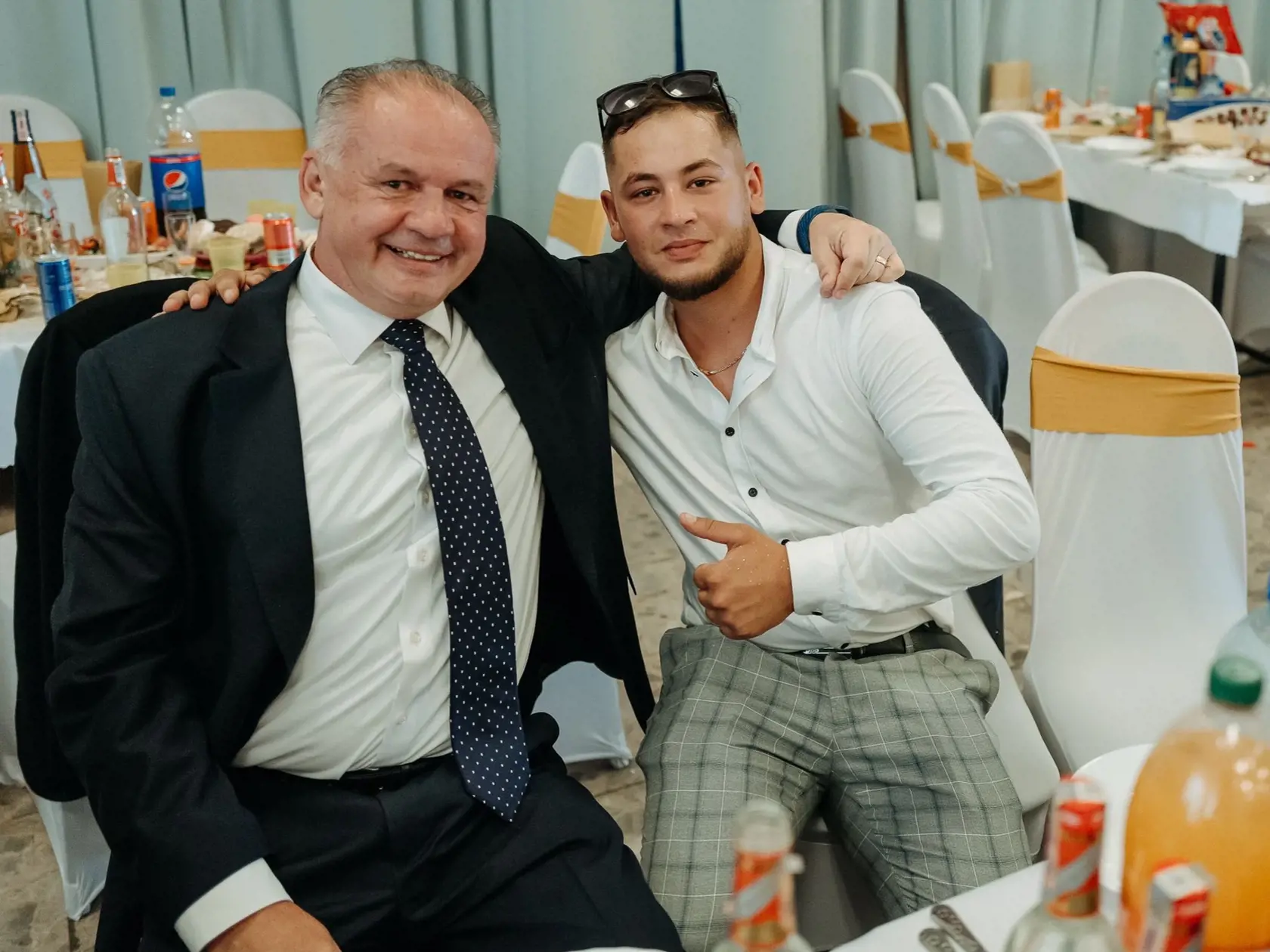 Exprezident Kiska s chlapcom, ktorý prekonal rakovinu. Jeho nadácia Dobrý Anjel mu pomohla s financiami.
