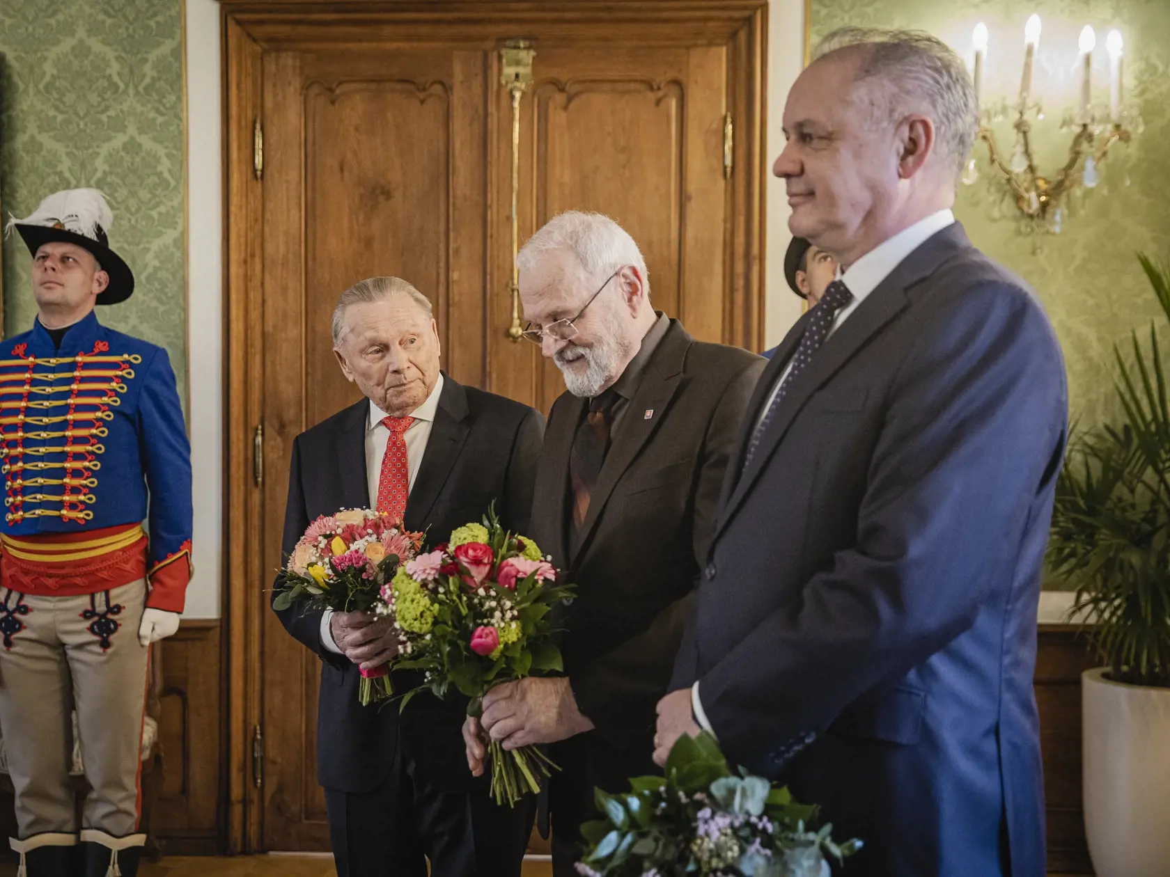 V Prezidentskom paláci sa uskutočnil tradičný novoročný obed prezidentky SR Zuzany Čaputovej s bývalými prezidentmi SR Rudolfom Schusterom, Ivanom Gašparovičom a Andrejom Kiskom.Bývalí prezidenti sa s prezidentkou Zuzanou Čaputovou naposledy stretli na novoročnom obede v roku 2020. V ďalších rokoch sa ich spoločný obed neuskutočnil pre pandémiu koronavírusu. Na snímke Rudolf Schuster, Ivan Gašparovič a Andrej Kiska.