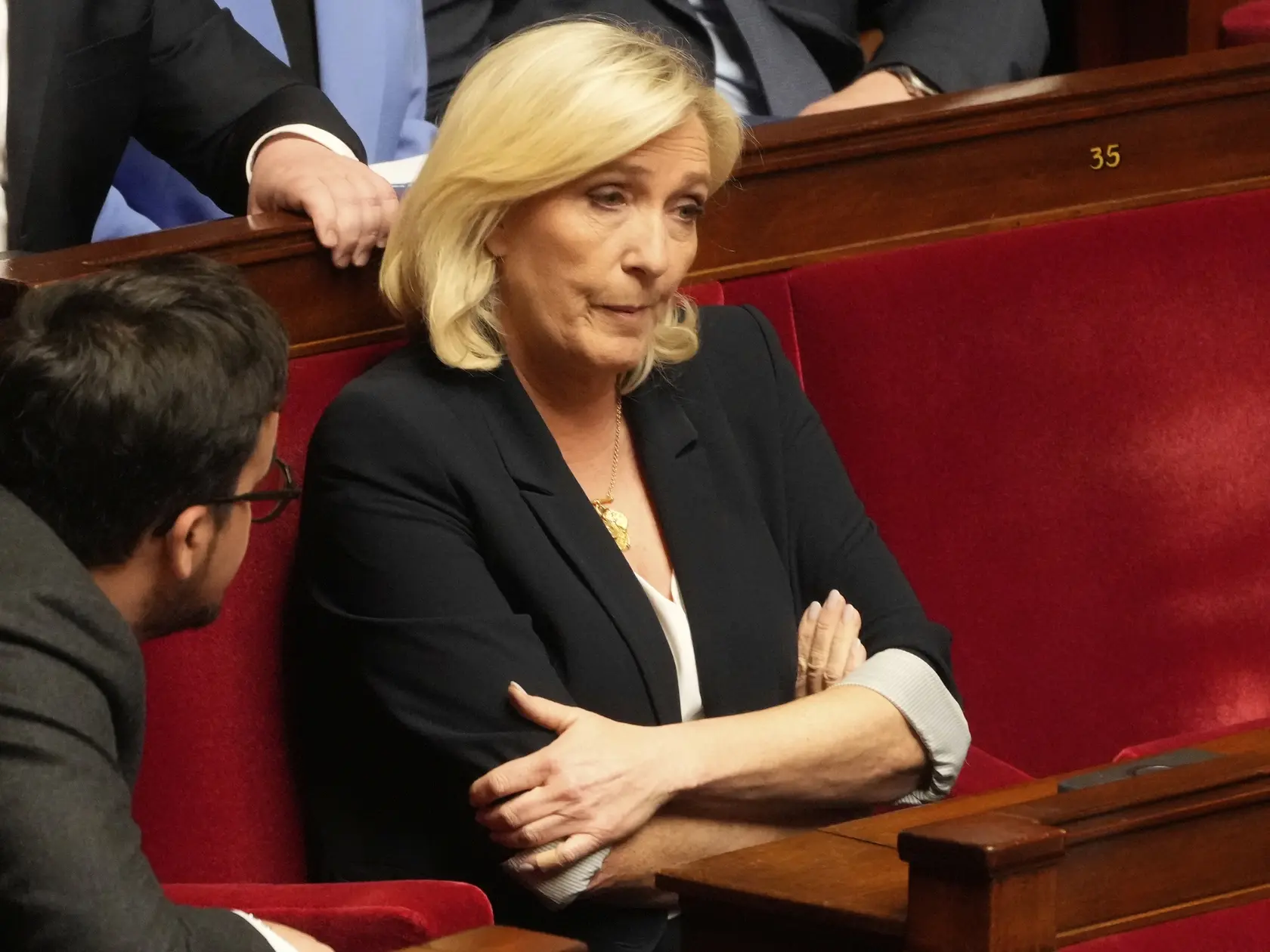 Líderka krajne pravicového Národného združenia (RN) Marine Le Penová reaguje počas zasadnutia Národného zhromaždenia v Paríži 1. apríla 2025. Súd v Paríži v pondelok uznal Le Penovú za vinnú zo sprenevery finančných prostriedkov Európskeho parlamentu (EP). S okamžitou platnosťou jej zakázal uchádzať sa o verejné funkcie. Tento zákaz potrvá päť rokov. Zároveň ju za spreneveru odsúdili na štyri roky odňatia slobody: počas dvoch rokov bude jej trest podmienečný, ďalšie dva roky má mať elektronický náramok. Rozhodnutie súdu Le Penovej znemožní kandidovať v prezidentských voľbách v roku 2027, ak sa pred ich konaním proti svojmu rozsudku úspešne neodvolá.