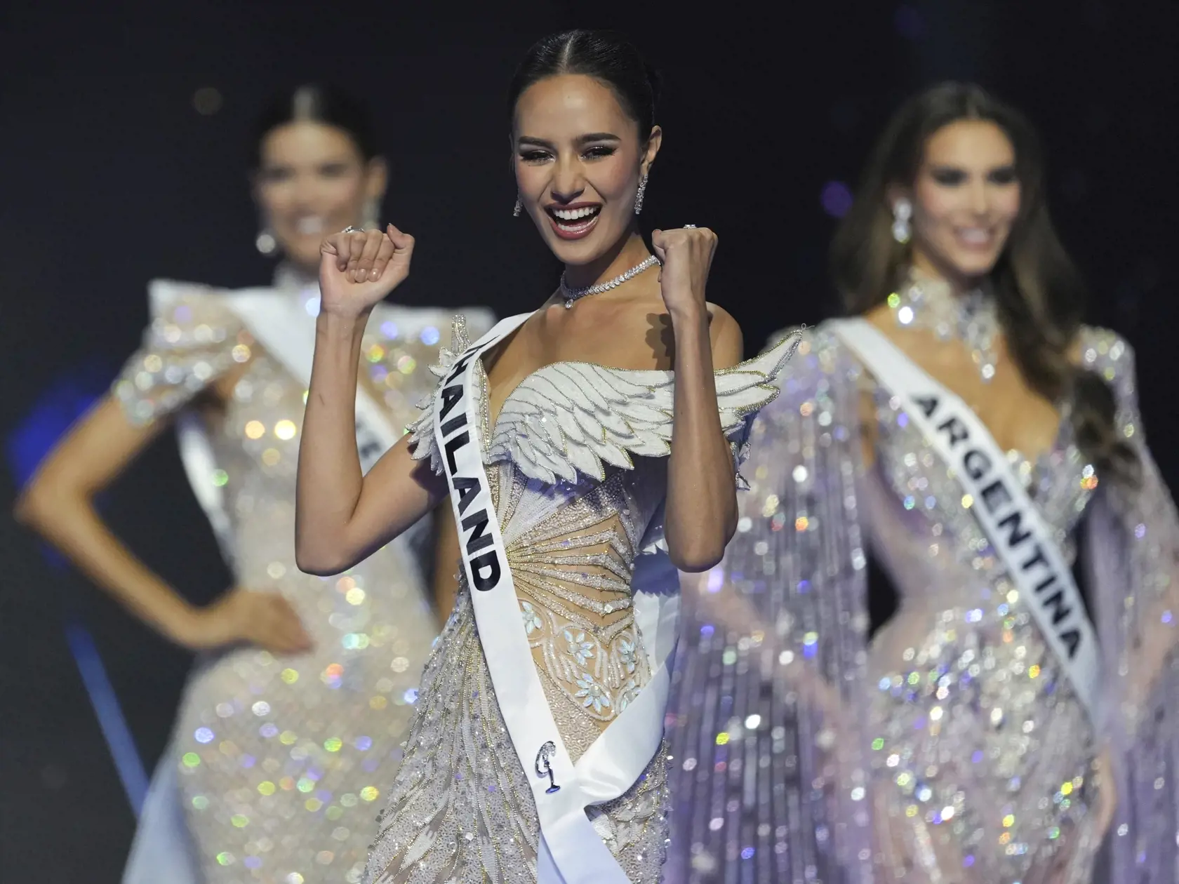 KK20 Mexiko - Miss Thajsko Suchata Chuangsriová počas 73. ročníka súťaže krásy Miss Universe v mexickej metropole v sobotu 16. novembra 2024.  FOTO TASR/AP
Miss Thailand Suchata Chuangsri competes during the final round of the 73rd Miss Universe Beauty Pageant in Mexico City, Saturday, Nov. 16, 2024. (AP Photo/Fernando Llano)