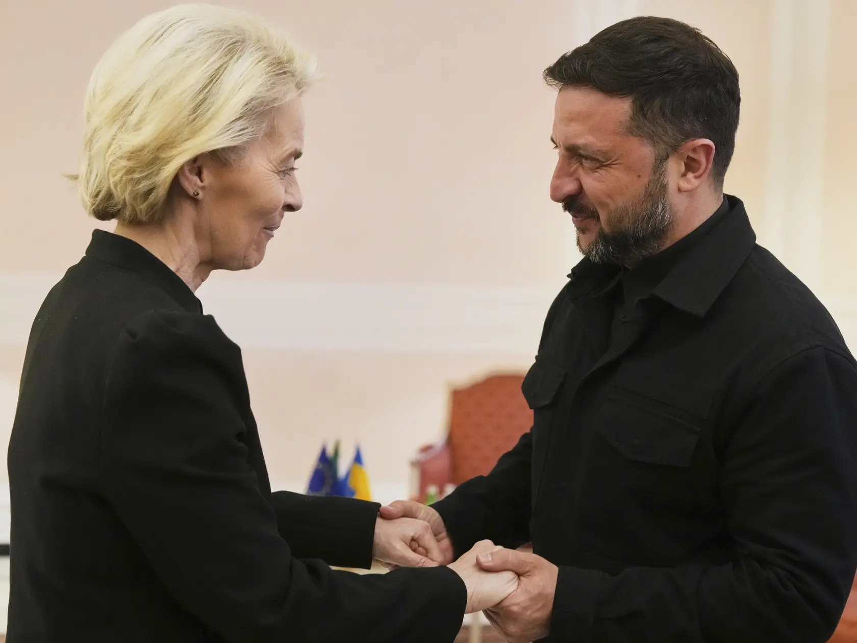 JB 37 Rím - Predsedníčka Európskej komisie Ursula von der Leyenová (vľavo) sa zdraví s ukrajinským prezidentom Volodymyrom Zelenským pred ich bilaterálnym stretnutím v Ríme v sobotu 26. apríla 2025. Ukrajina môže pri akýchkoľvek rokovaniach o ukončení vojny s Ruskom počítať s podporou Európskej únie, uistila v sobotu predsedníčka Európskej komisie Ursula von der Leyenová ukrajinského prezidenta Volodymyra Zelenského. Obaja sa spolu stretli na okraj pohrebu pápeža Františka vo Vatikáne. TASR o tom informuje podľa agentúry AFP. FOTO TASR/AP 

European Commission President Ursula von der Leyen, left, greets Ukraine's President Ukraine Volodymyr Zelenskyy prior to a bilateral meeting in Rome, Italy, Saturday April 26, 2025. (AP Photo/Andrew Medichini, Pool)