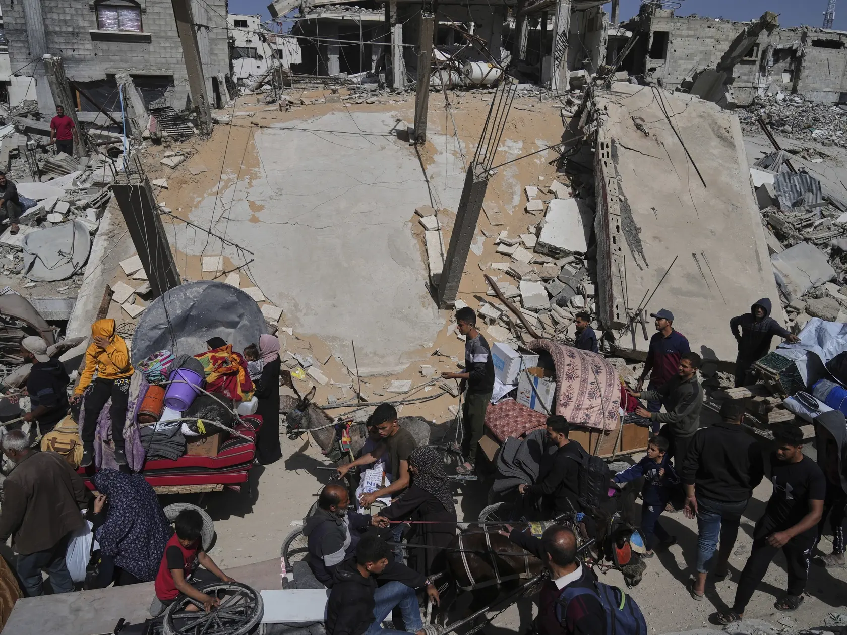 JB 21 Šijaijáh - Vysídlení Palestínčania utekajú z mesta Šijaijáh na predmestí Gazy 3. apríla 2025 po tom, ako izraelská armáda nariadila evakuáciu v tejto oblasti. Izraelská armáda v piatok oznámila, že začala novú pozemnú ofenzívu východne od mesta Gaza s cieľom rozšíriť „bezpečnostnú zónu“ na severe palestínskej enklávy. TASR o tom píše na základe správy agentúry AFP. FOTO TASR/AP

Displaced Palestinians flee from Shijaiyah, Gaza, on Thursday, April 3, 2025, after the Israeli military issued evacuation orders in the area. (AP Photo/Jehad Alshrafi)