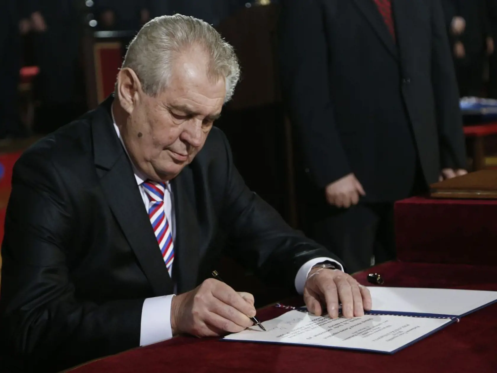 Miloš Zeman sa podpisuje na inauguračnej ceremónii na Pražskom hrade.