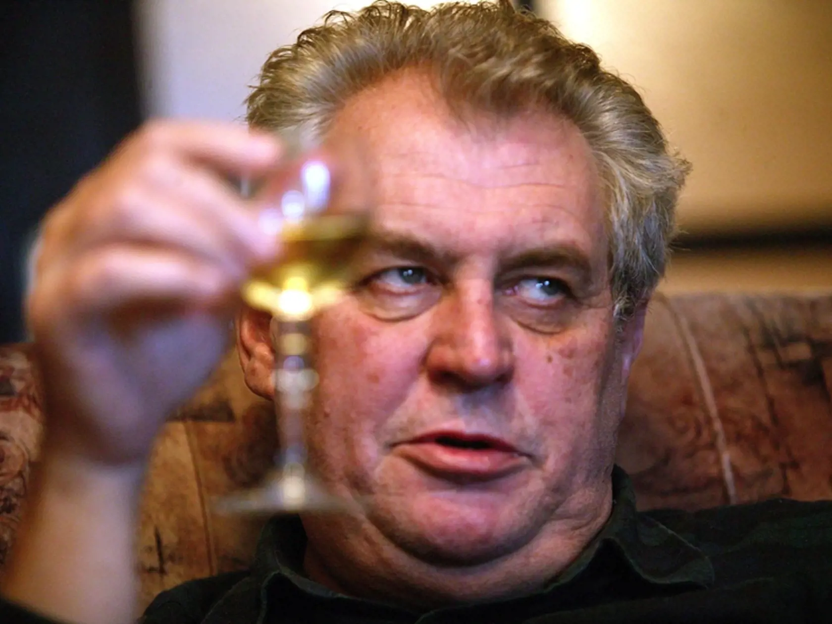 Prezident Miloš Zeman údajne nadmerne obľubuje alkohol.