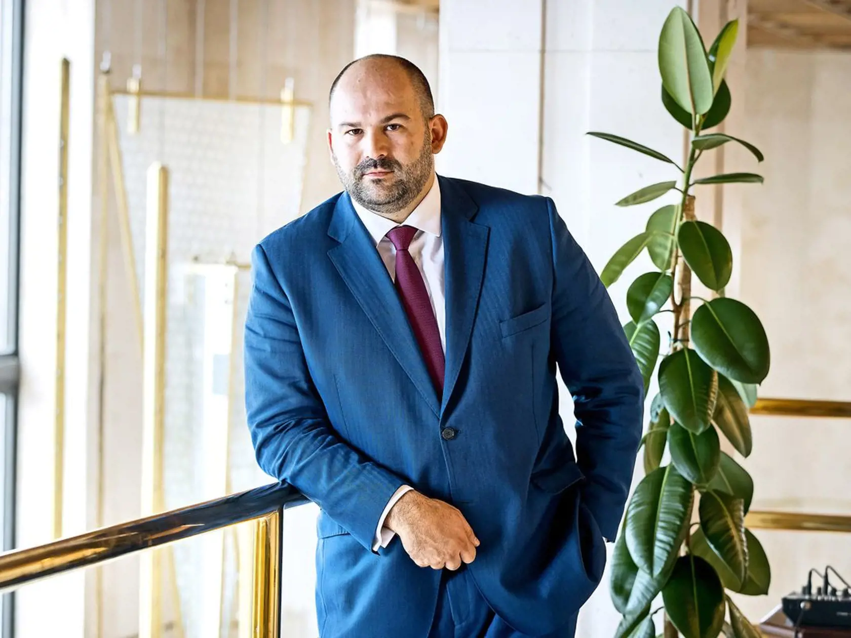 Peter Pčolinský bol známy svojím podrezaným jazykom. Aj dnes, z času na čas, poriadne naloží svojim exkolegom z koalície. Najnovšie si však nasypal aj sám popol na hlavu.