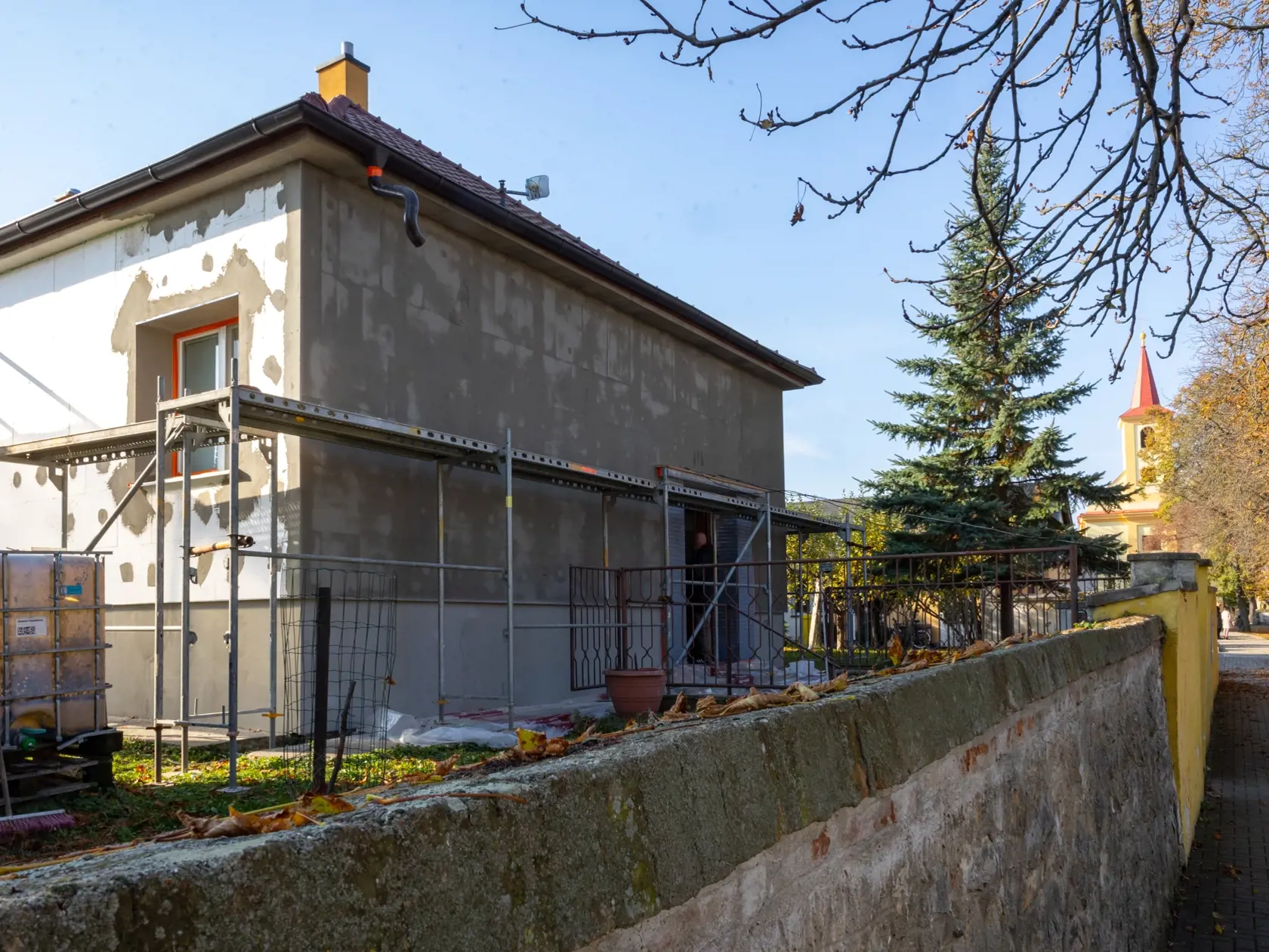 Spolu s vystrašenými mužmi sa k fare rozbehlo aj zopár starších žien. Potom,ako prišli ku vchodovým dverám si niekto z nich všimol, že kľúč bol zastrčený zvnútra. Kostolník po príchode rozbil sklenenú výplň dverí. Strčil tam ruku a otočil kľúčom, ktorý bol zastrčený vo dverách zvnútra. Spolu so zvonárom sa vybral do vnútra. Jedna so žien, ktorá bola pred farou sa k ním pridala. 

Na fotke je aktuálna fotka fari v Bolerázi, kde sa stala tragédia.