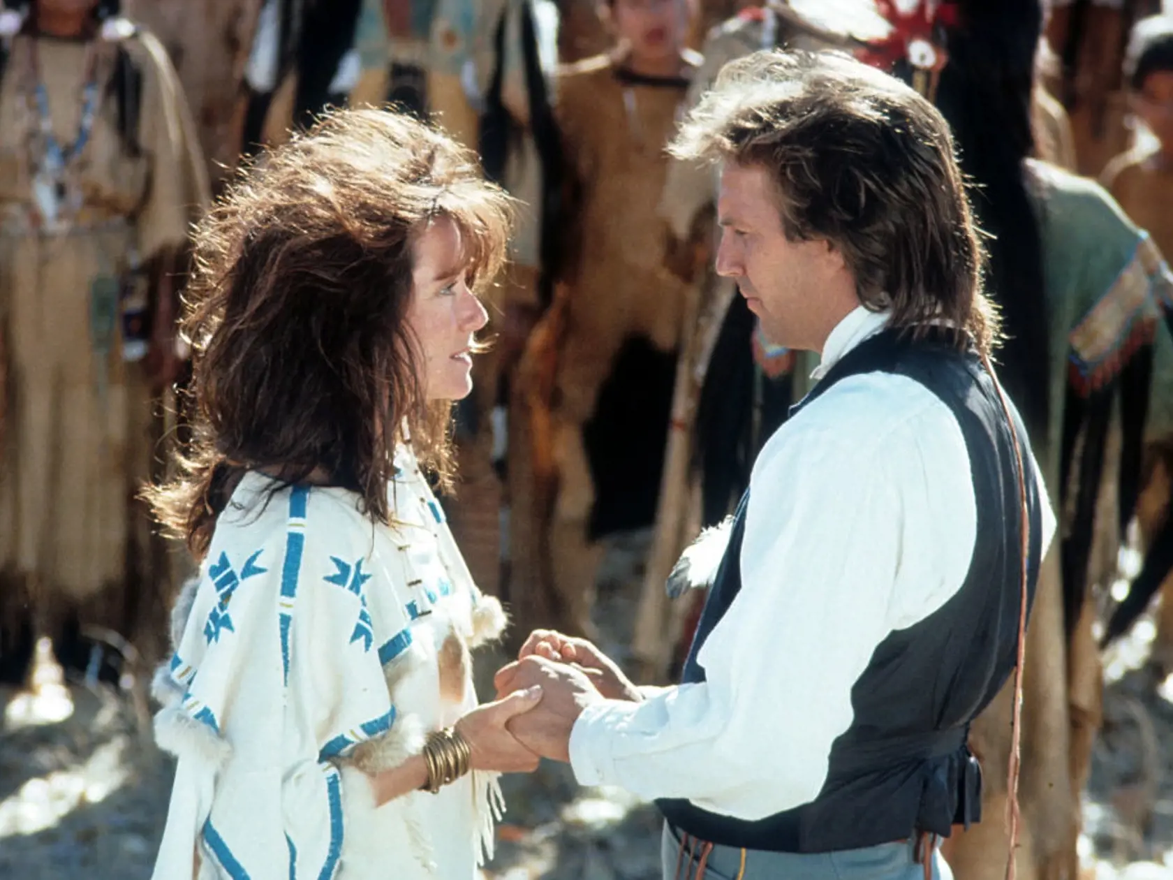 Mary McDonnell a Kevin Costner vo filme Tanec s vlkmi