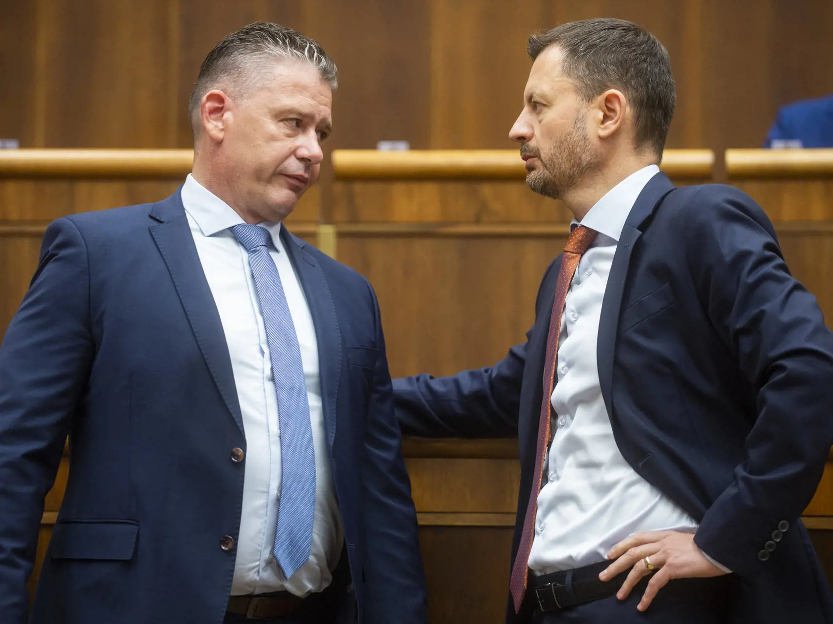 Na snímke zľava minister vnútra SR Roman Mikulec a predseda vlády SR Eduard Heger (obidvaja OĽaNO) počas rokovania 70. schôdze Národnej rady SR, ktorej jediným bodom je odvolávanie ministra pôdohospodárstva a rozvoja vidieka SR 29. júna 2022 v Bratislave. FOTO TASR - Jakub Kotian