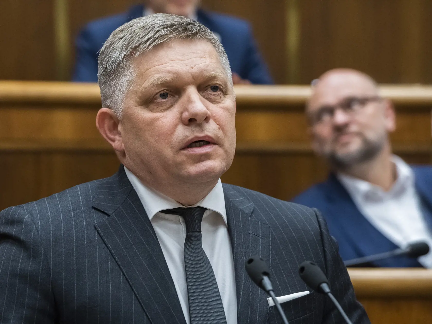Na snímke zľava poslanec NR SR Robert Fico (SMER-SD) a minister hospodárstva SR a prvý podpredseda vlády pre ekonomiku SR Richard Sulík (SaS) počas 67. schôdze Národnej rady SR o návrhu na odvolanie ministra hospodárstva Richarda Sulíka z funkcie v Bratislave 16. júna 2022. FOTO TASR - Jaroslav Novák
