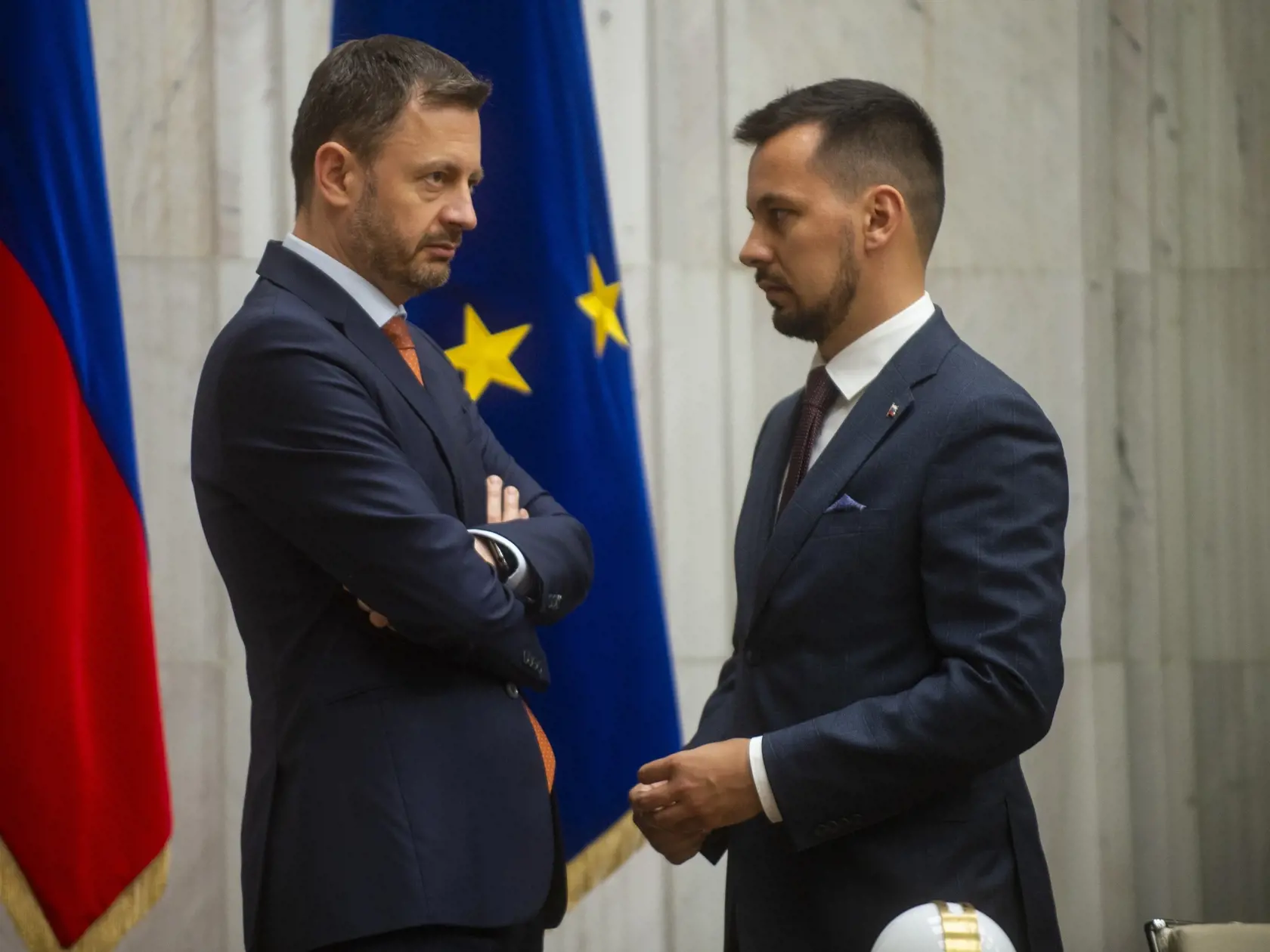 Na snímke zľava predseda vlády SR Eduard Heger (OĽaNO) a poslanec NRSR Juraj Šeliga (Za ľudí)  počas rokovania 70. schôdze Národnej rady SR, ktorej jediným bodom je odvolávanie ministra pôdohospodárstva a rozvoja vidieka SR 29. júna 2022 v Bratislave. FOTO TASR - Jakub Kotian