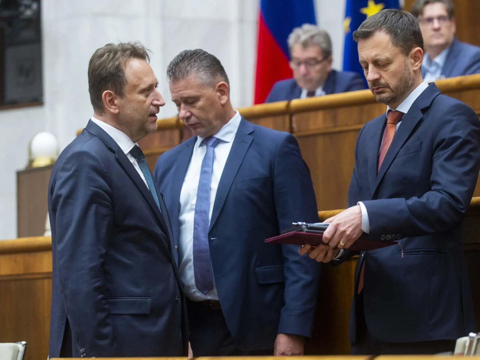 Na snímke zľava minister pôdohospodárstva a rozvoja vidieka SR Samuel Vlčan (nominant OĽaNO), minister vnútra SR Roman Mikulec a predseda vlády SR Eduard Heger (obaja OĽaNO) počas rokovania 70. schôdze Národnej rady SR, ktorej jediným bodom je odvolávanie ministra pôdohospodárstva a rozvoja vidieka SR 29. júna 2022 v Bratislave. FOTO TASR - Jakub Kotian