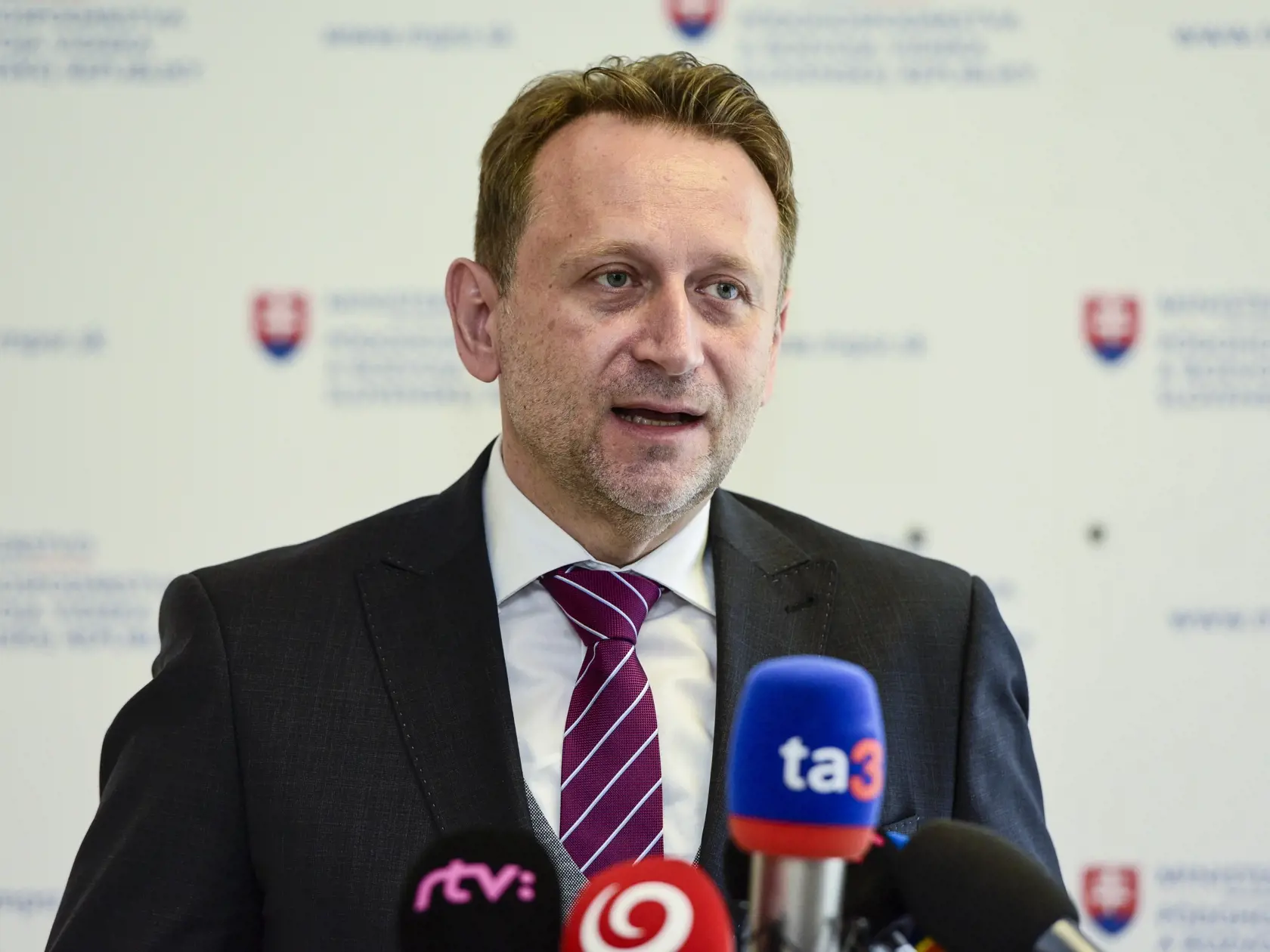 Na snímke minister pôdohospodárstva a rozvoja vidieka SR Samuel Vlčan počas tlačovej konferencie na tému dohody o spolupráci pri realizácii podporných nástrojov na zvýšenie potravinovej sebestačnosti Slovenskej republiky 17. mája 2022 v Bratislave.  FOTO TASR - Pavol Zachar